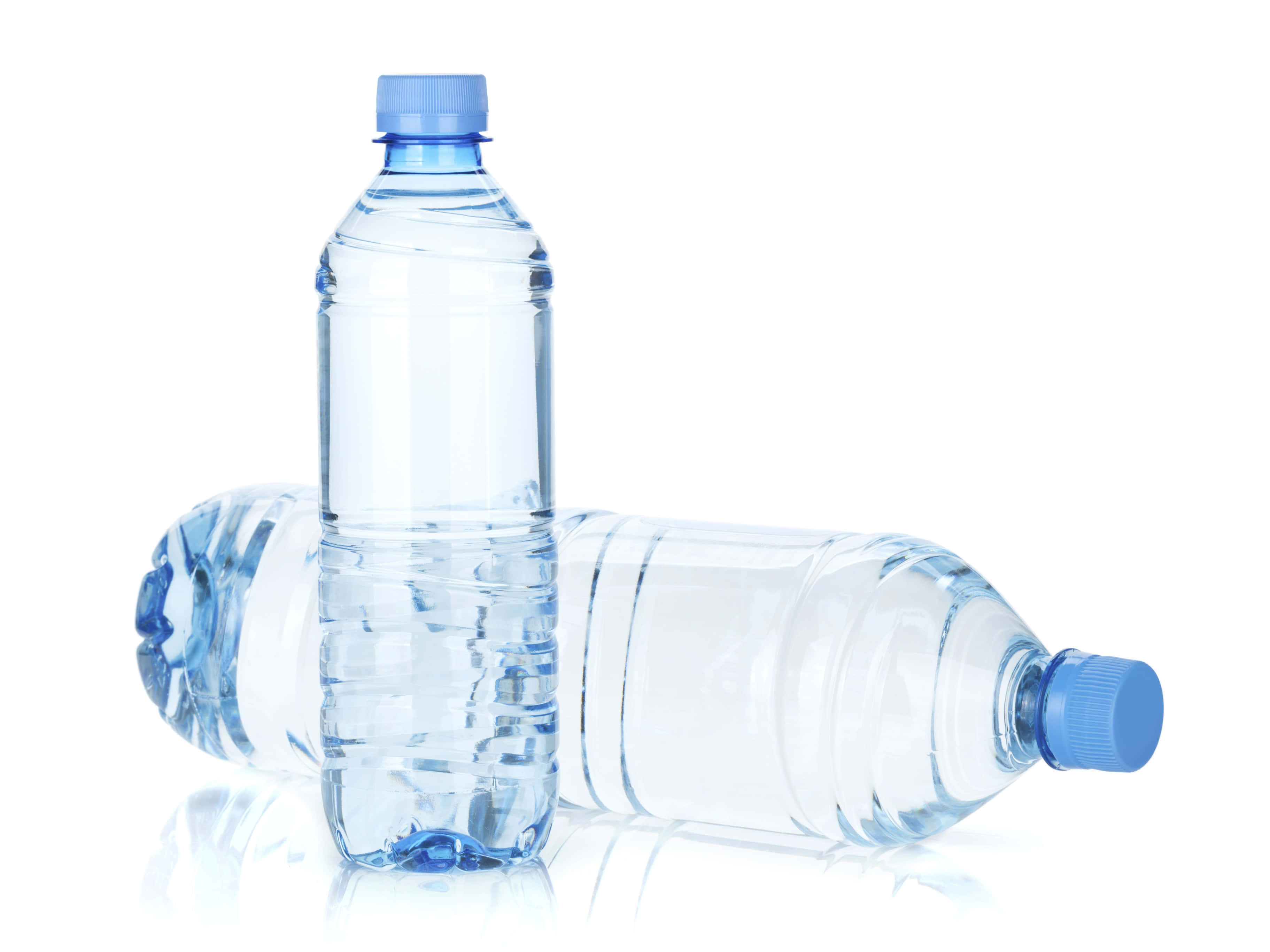 Hydration 桌布 壁紙 — 兩個透明塑膠水瓶，藍色瓶蓋，一個直立，一個平放在反光的白色表面上。