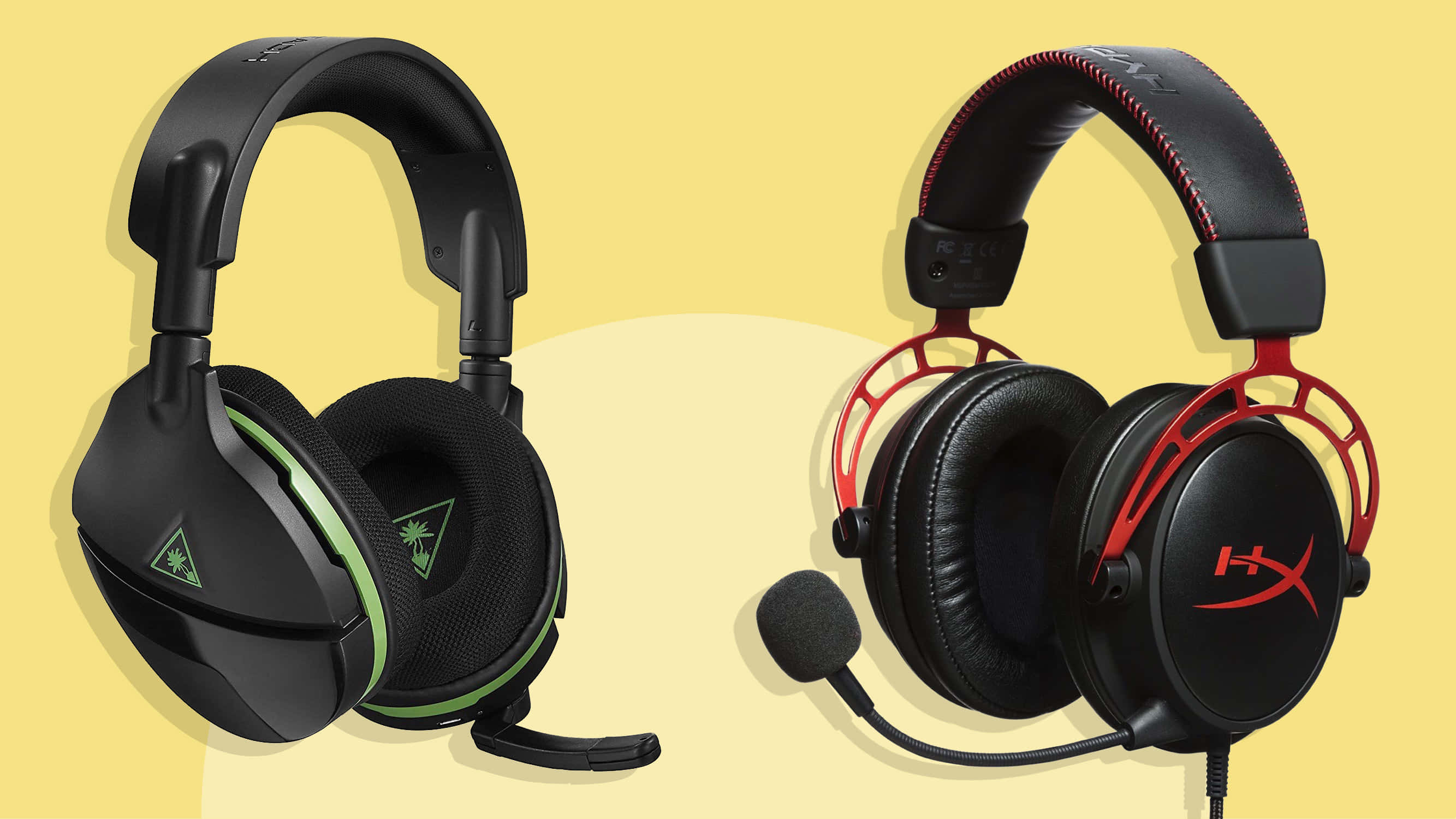 Gaming Headsets 桌布 壁紙 — 兩個遊戲耳機，一個黑色帶綠色點綴，另一個黑色帶紅色點綴，展示在柔和的黃色背景上。