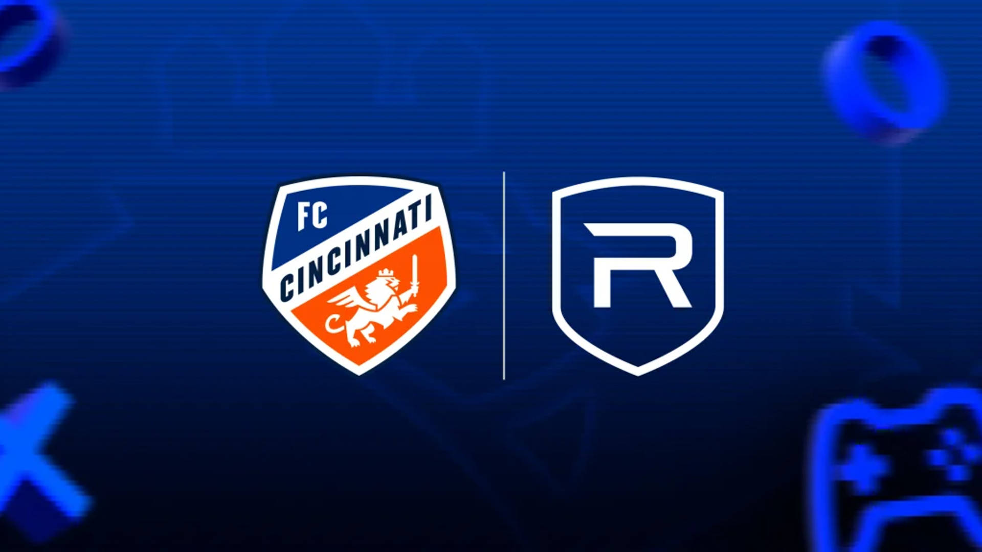 足球 桌布 壁紙 — 兩個運動隊標誌 FC Cincinnati 和 R 在帶有發光遊戲控制器圖標的深藍色數位背景上以白色突出顯示。