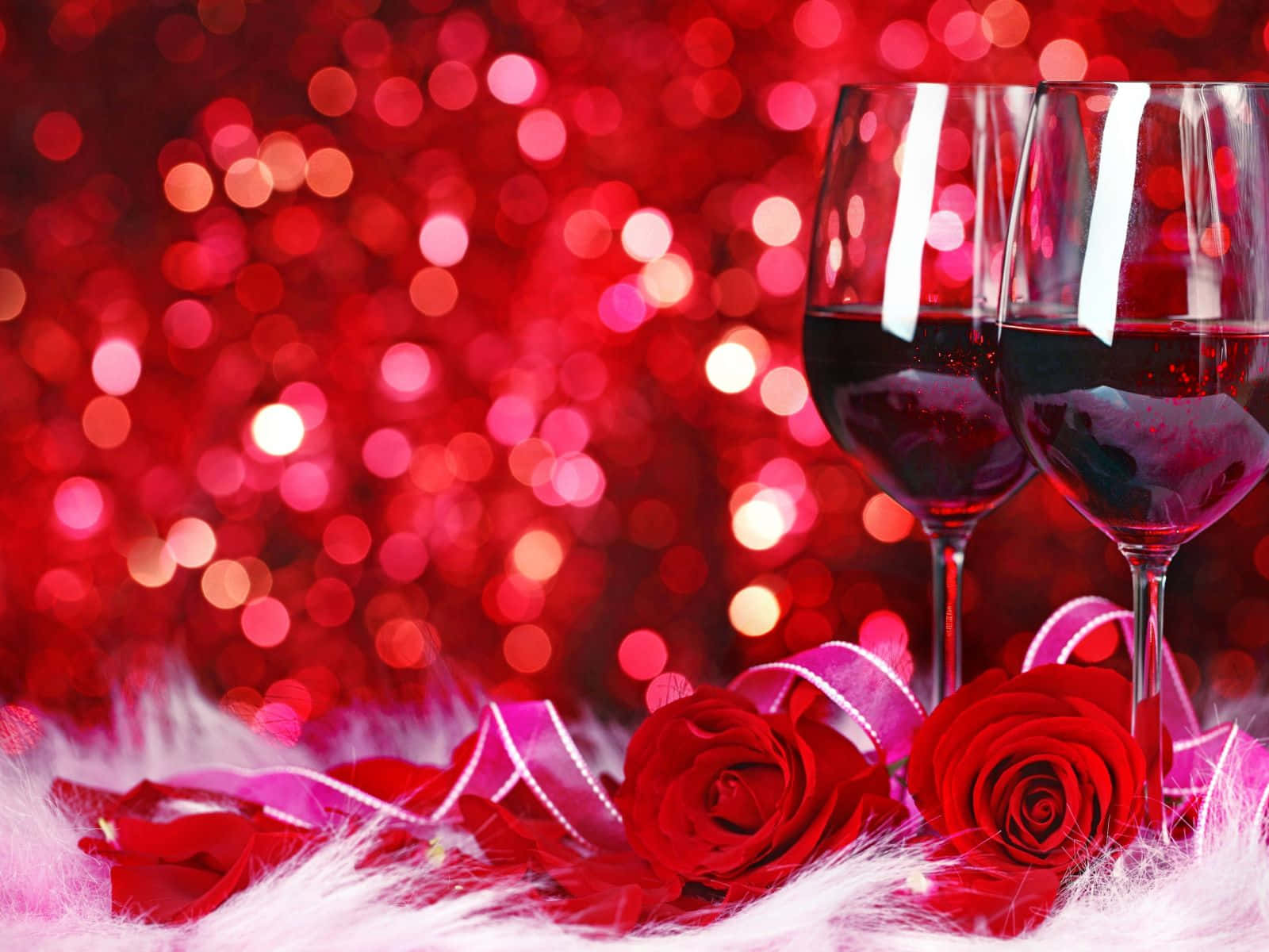 Red Wine Glass 桌布 壁紙 — 兩個酒杯和紅玫瑰放在白色毛皮上，背景是閃爍的紅色散景。