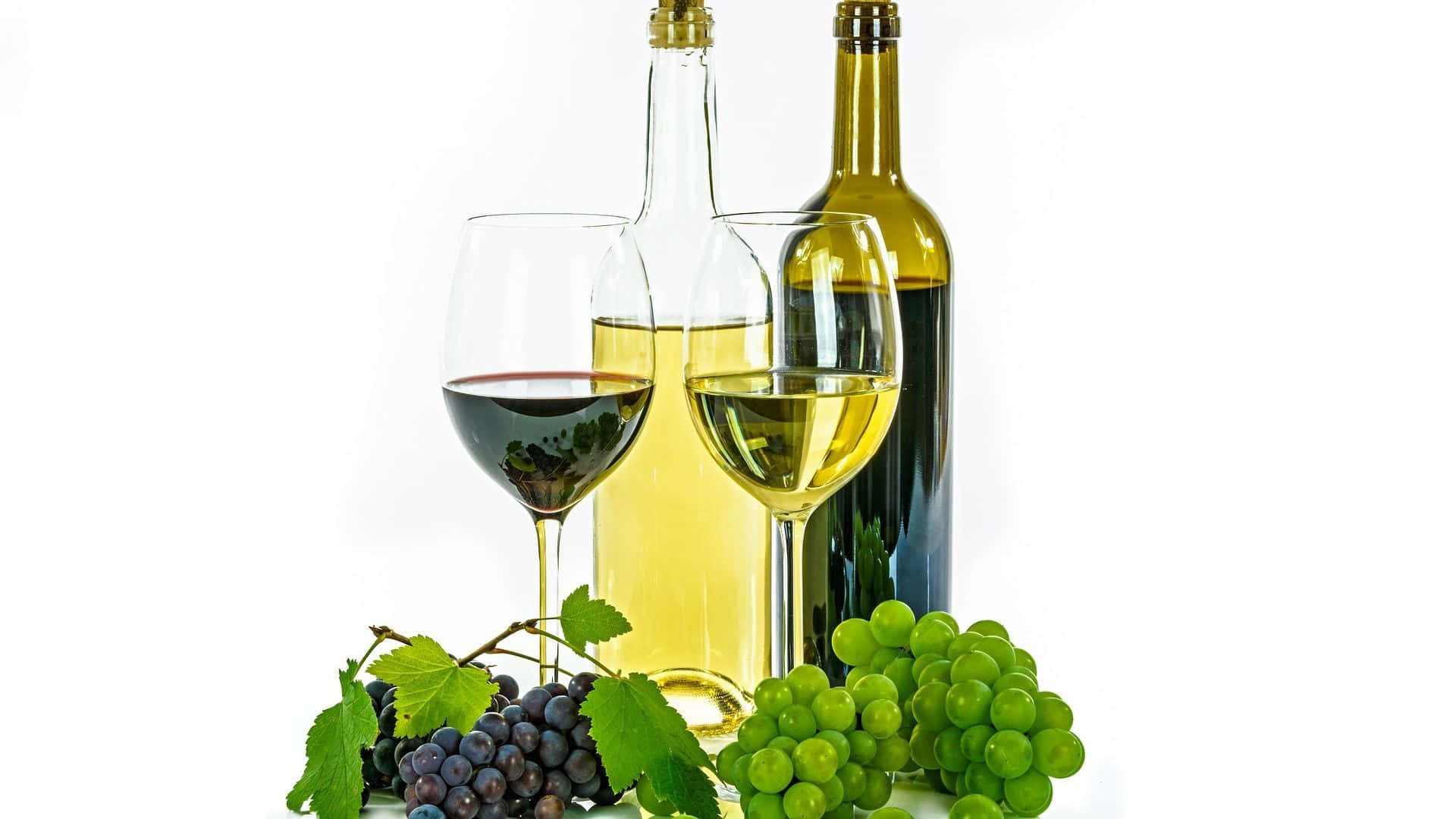 White Wine 桌布 壁紙 — 兩個酒杯和酒瓶裝滿紅酒和白酒，周圍環繞著一串串紫色和綠色的葡萄，背景為白色。