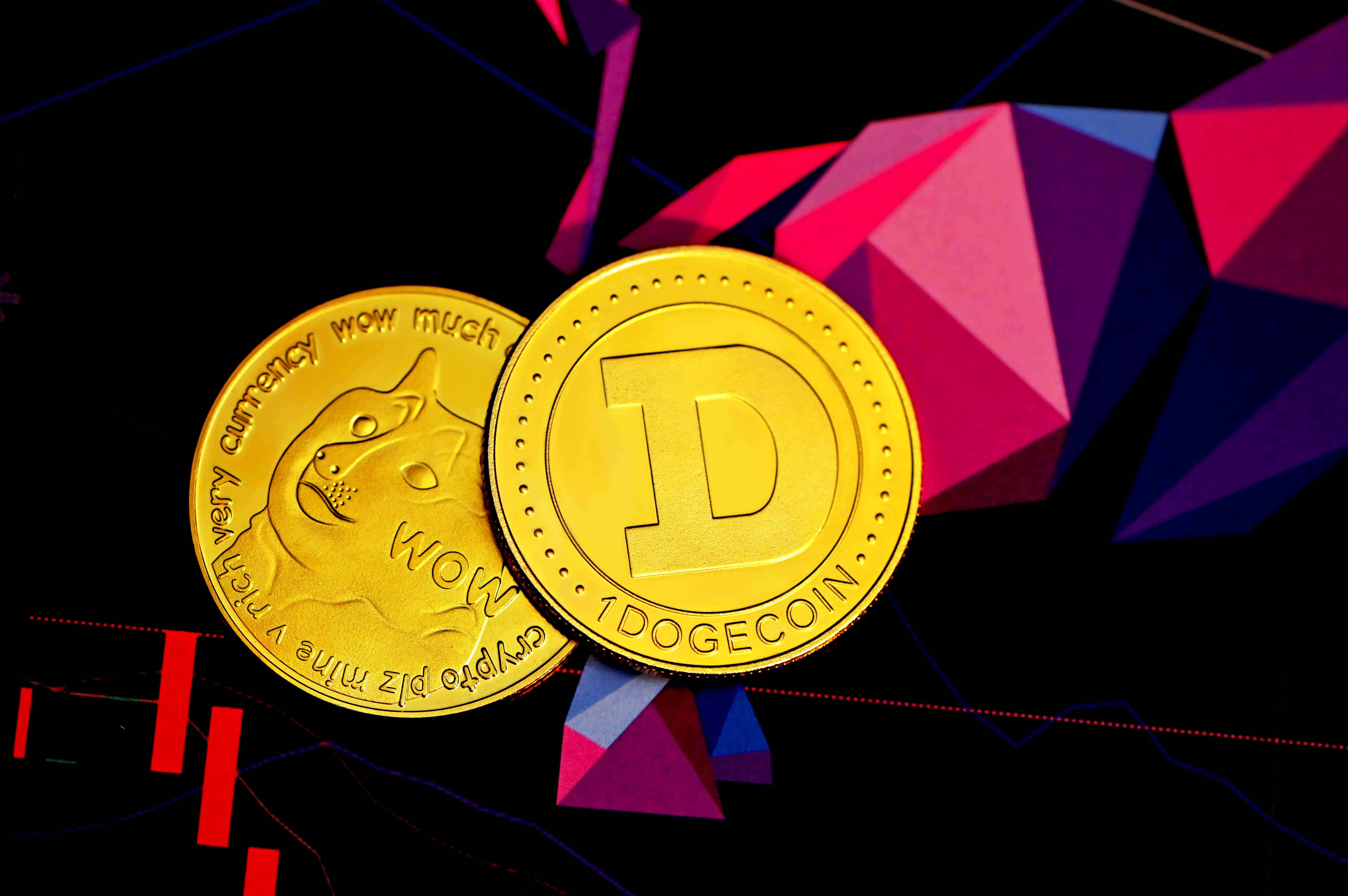 Dogecoin 桌布 壁紙 — 兩個金色的Dogecoin代幣放在深色背景上，背景有鮮豔的幾何形狀和金融圖表線條。