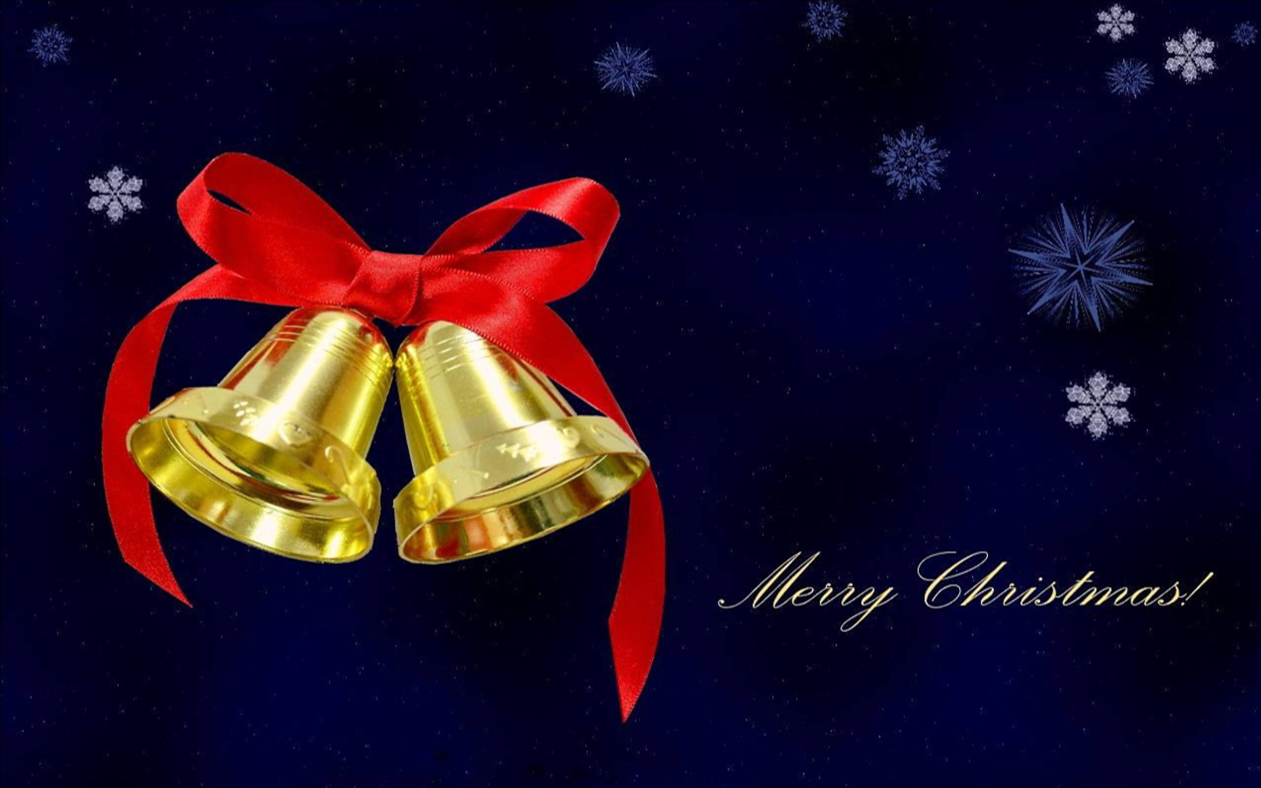 Christmas Bell 桌布 壁紙 — 兩個金色鈴鐺繫著紅色絲帶，在繁星點點的藍色夜空飄浮，伴有雪花和「聖誕快樂！」文字。