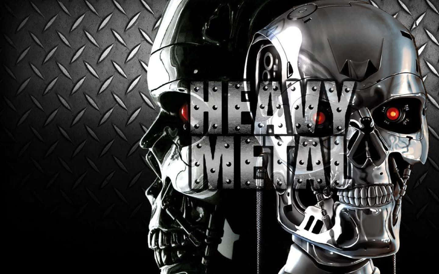 Heavy Metal 桌布 壁紙 — 兩個鉻色機械頭骨，帶有發光的紅色眼睛，站在菱形金屬板背景前。