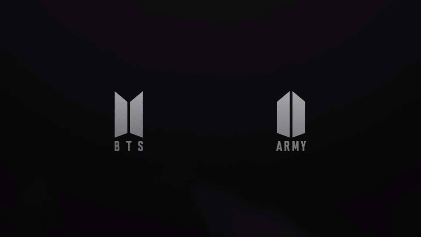 BTS 筆電 桌布 壁紙 — 兩個銀色的BTS和ARMY標誌在深色紋理背景上發光。
