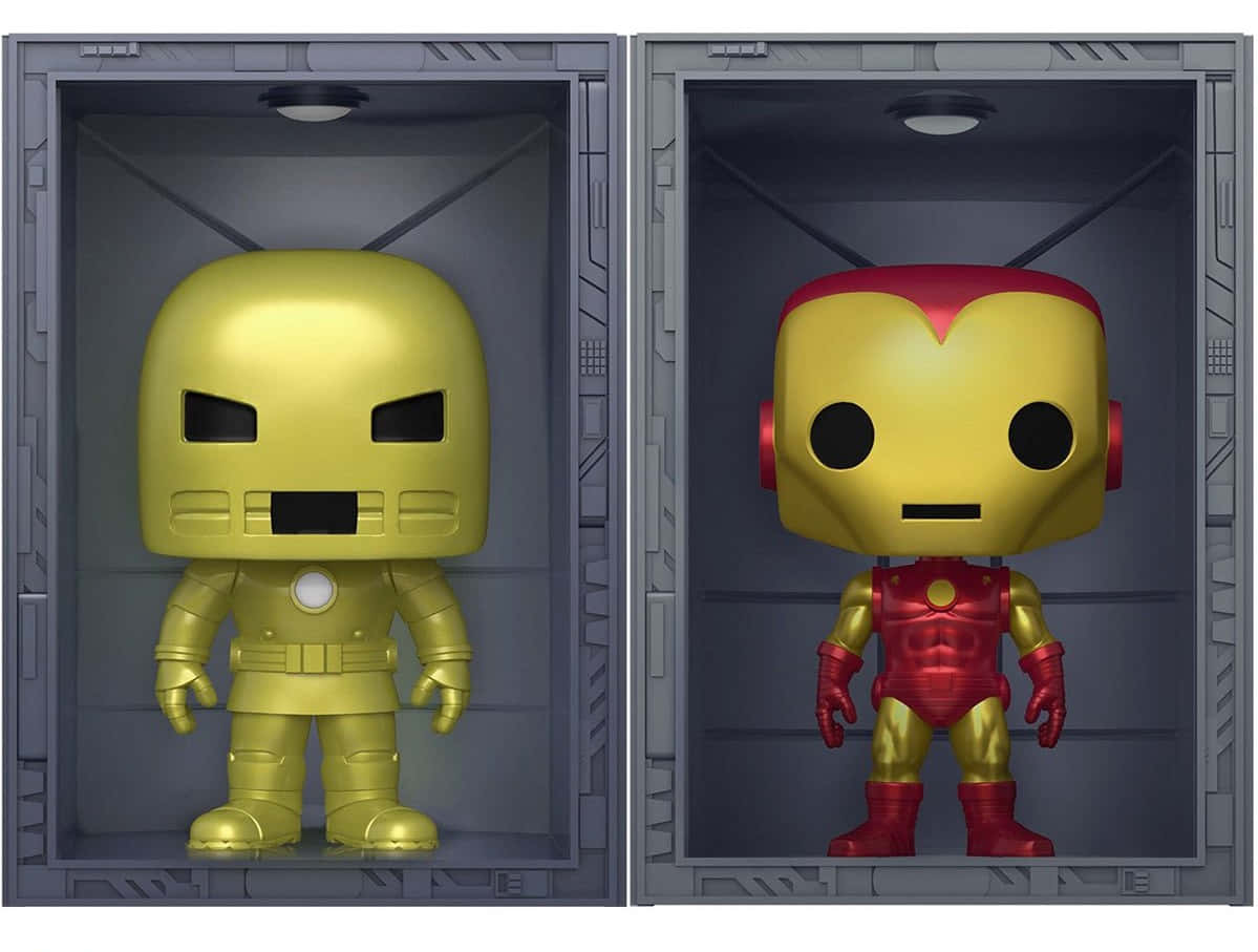 Iron Man Pop Figures 桌布 壁紙 — 兩個鋼鐵人和黃色裝甲的Funko Pop人偶在柔和燈光下並排放在灰色展示櫃中。