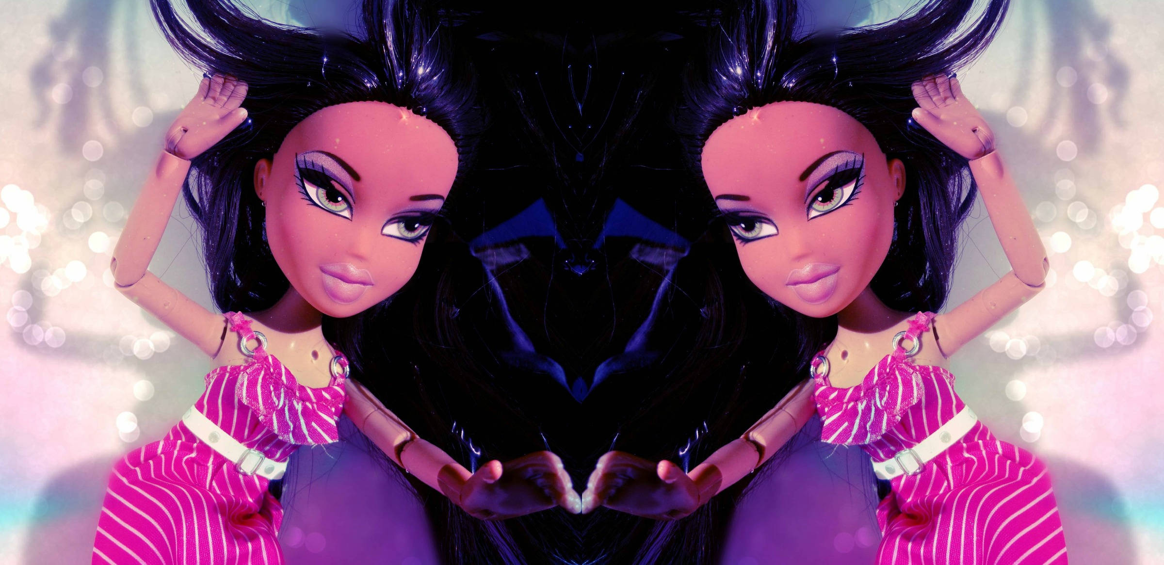 bratz 美學 桌布 壁紙 — 兩個鏡像的 Bratz 公仔穿著粉紅色條紋連衣裙，舉起雙手在閃爍的散景背景前擺姿勢。