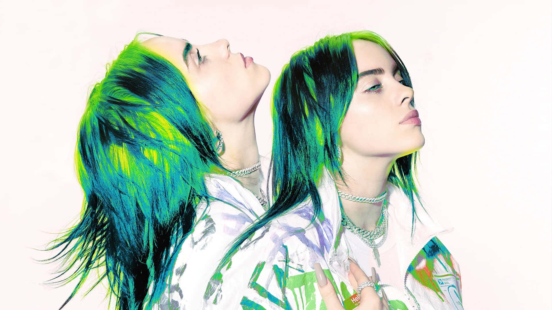 Billie Eilish 的鏡像肖像，帶有霓虹綠色和藍色頭髮，佩戴多層項鍊。 — 怪奇比莉 GIF 壁紙