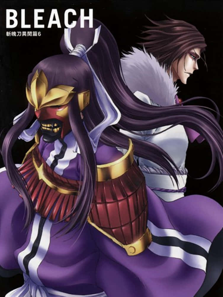 Bleach Muramasa 桌布 壁紙 — 兩個長著紫色長髮的動漫角色，一個身穿華麗的紫色盔甲，配有金色裝飾和紅色面具，另一個身穿白色和紫色的服裝，配有毛領，背景為黑色。