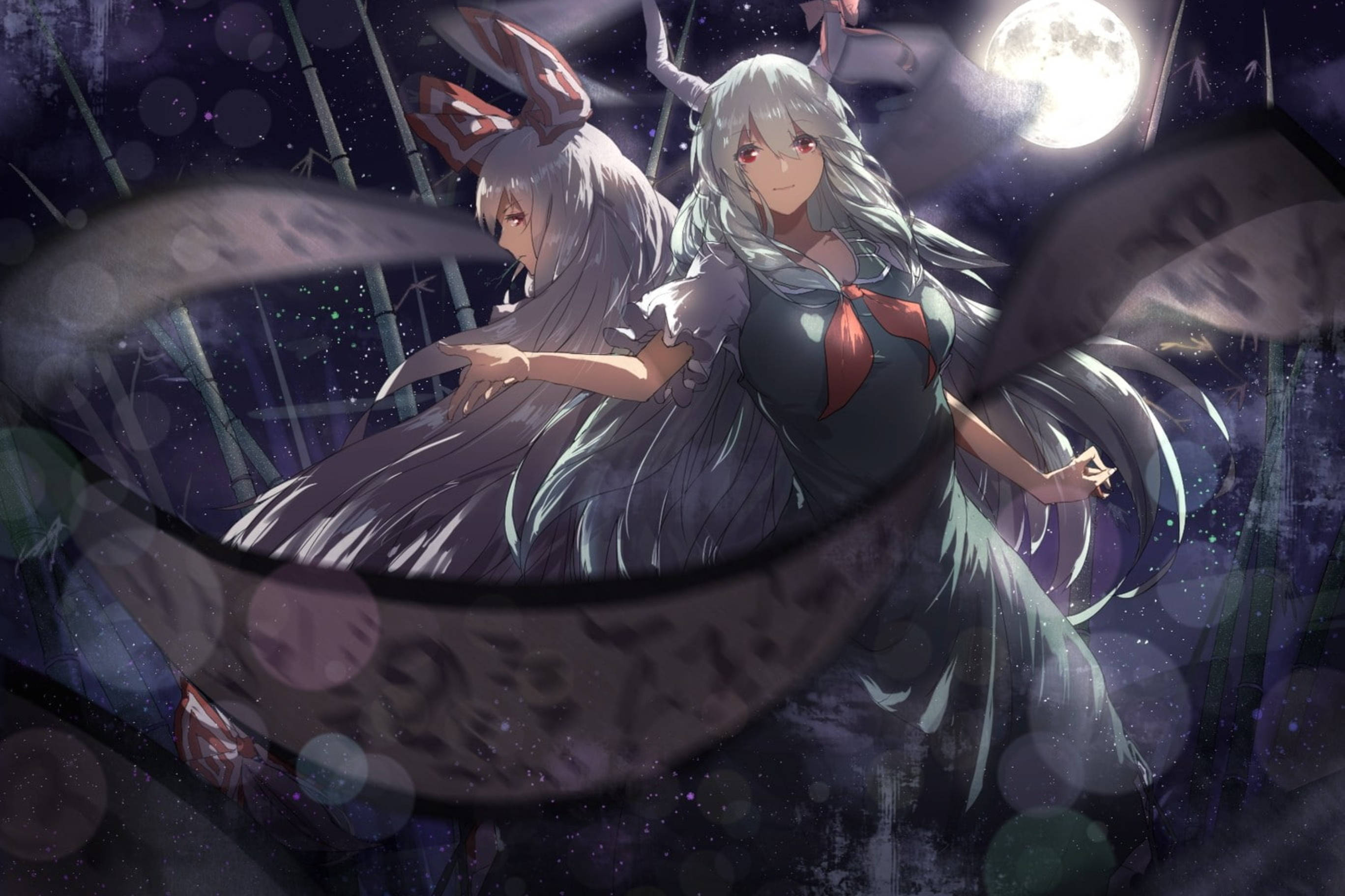 動漫惡魔 桌布 壁紙 — 兩個長著銀色長髮和角的動漫女孩站在神秘竹林裡，頭頂一輪發光的滿月。