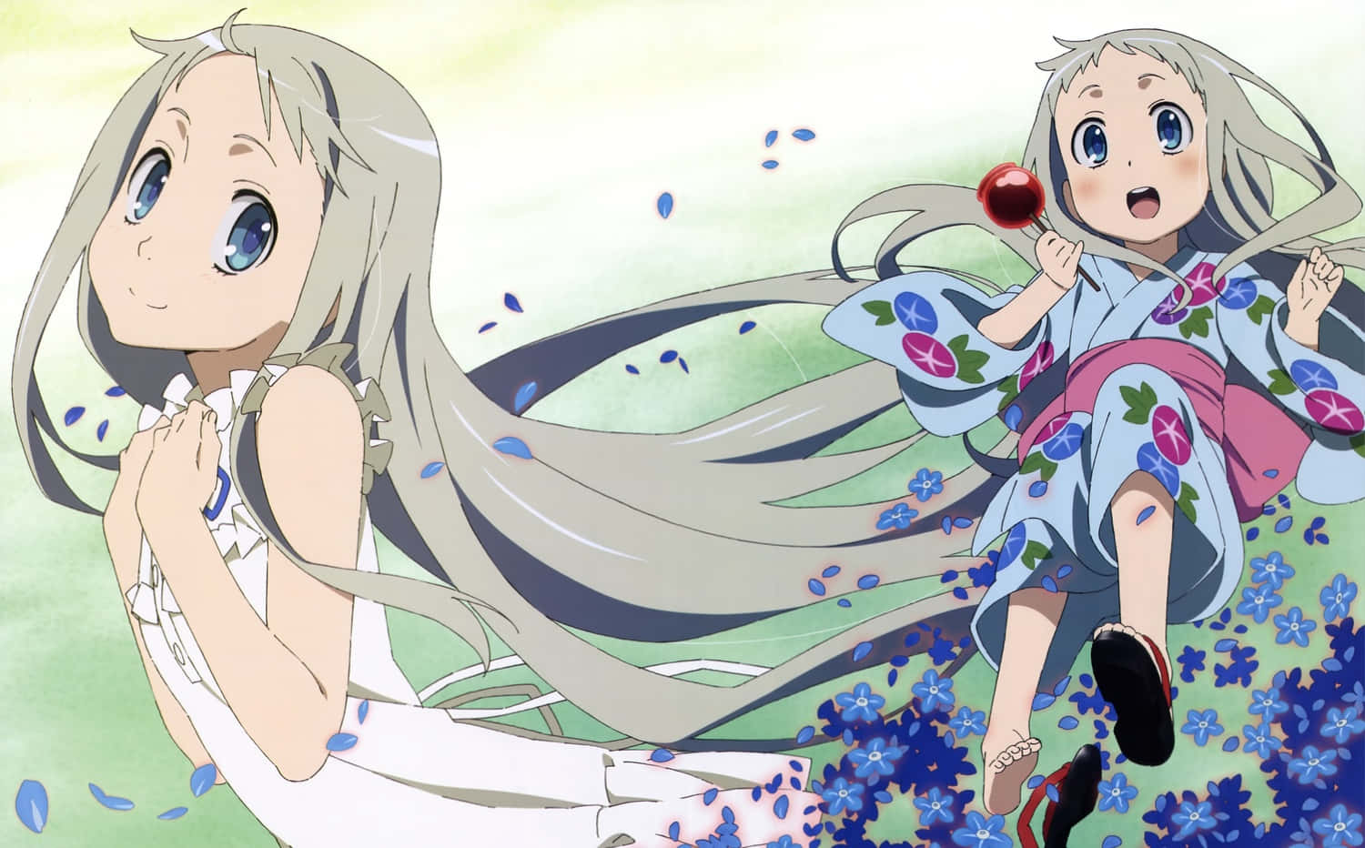 Anohana 桌布 壁紙 — 兩個長銀色頭髮的動漫女孩漂浮在藍色花朵中，其中一個拿著紅蘋果，花瓣在她們周圍飄落。