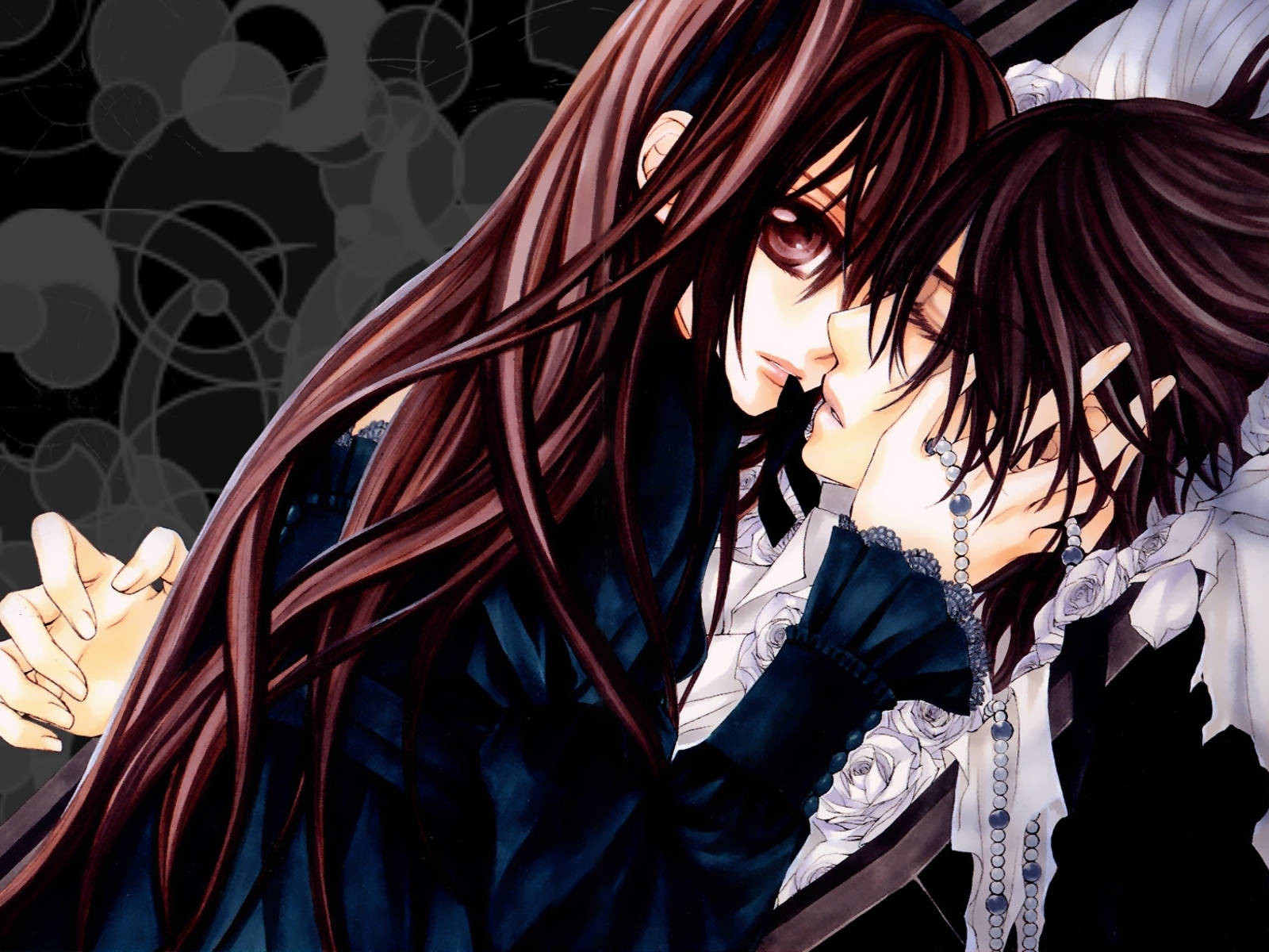 Vampire Knight 桌布 壁紙 — 兩個長黑髮的動漫角色在黑暗抽象背景前分享親密時刻。