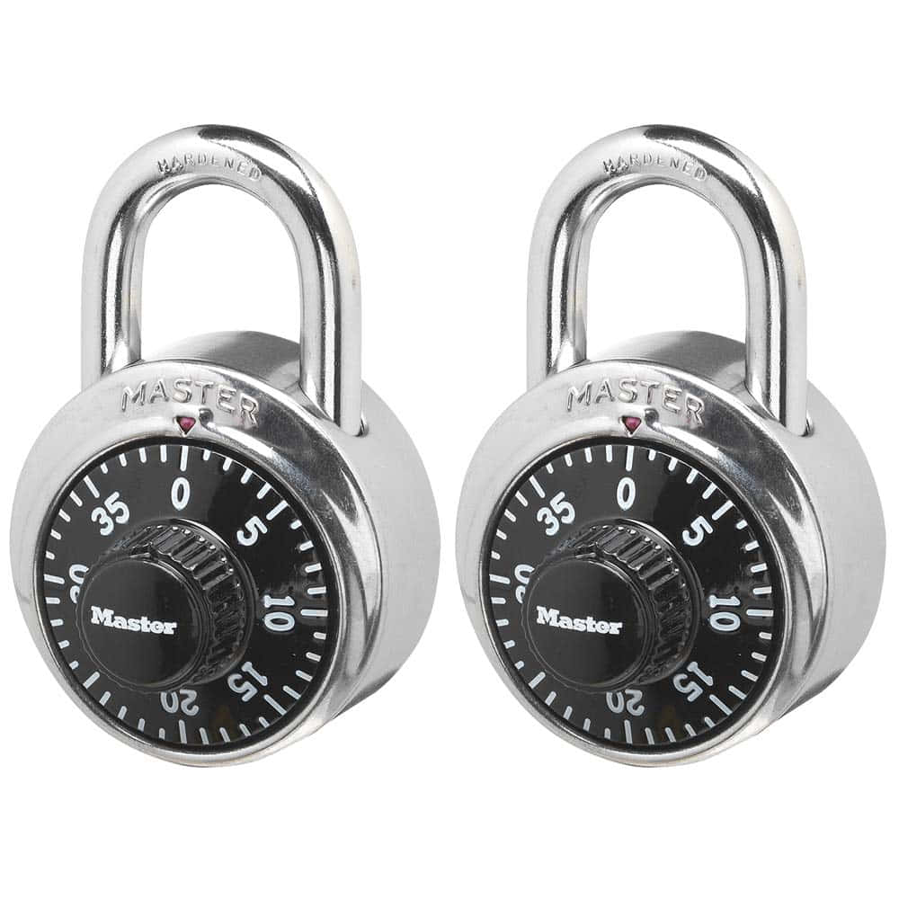 Locks 桌布 壁紙 — 兩個閃亮的鍍鉻Master密碼掛鎖，帶有黑色錶盤和白色數字，並排放在潔白的背景上。