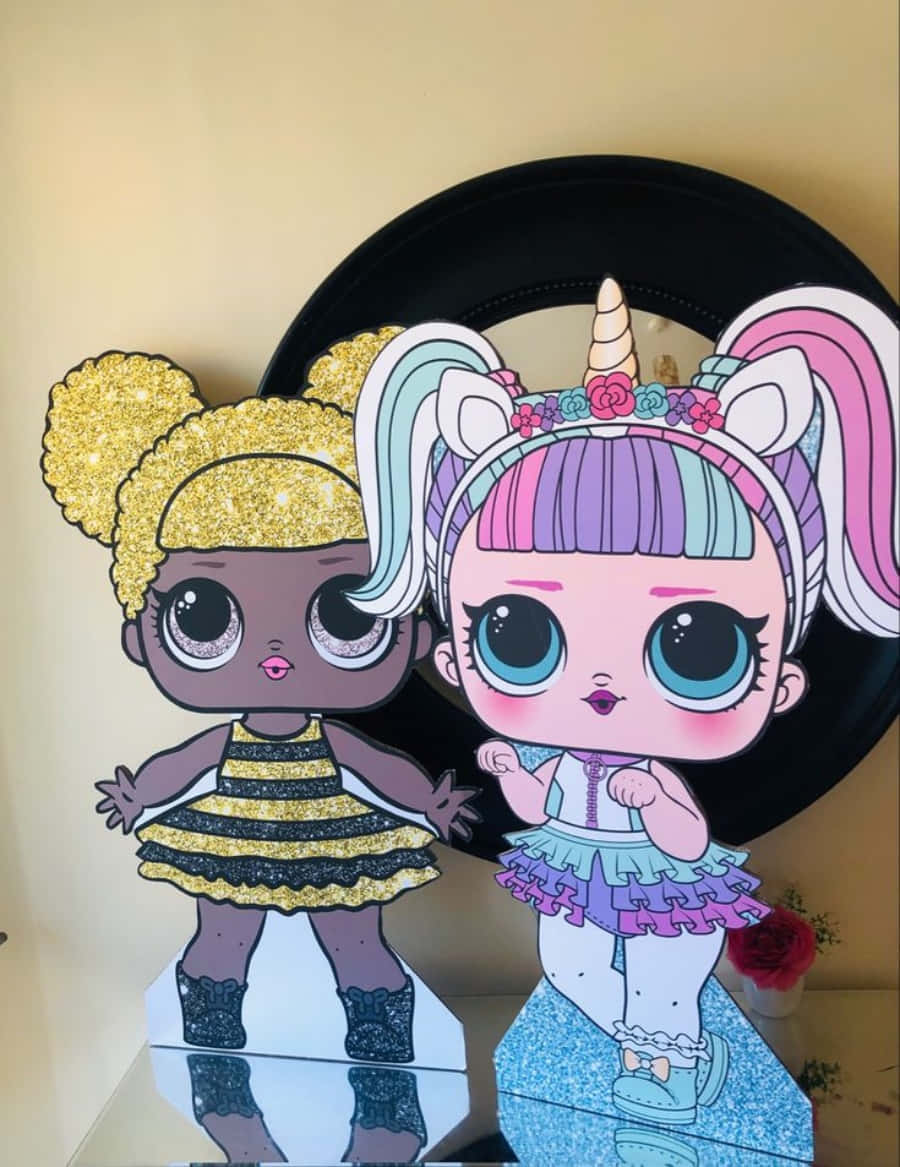Lol Doll 桌布 壁紙 — 兩個閃閃發光的LOL Surprise公仔—一個蜜蜂主題和一個獨角獸主題—並排站在鏡面表面上。