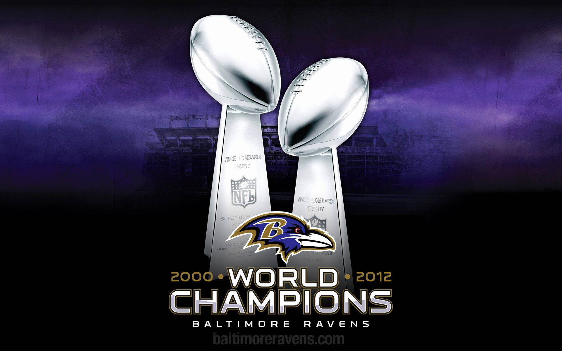 Ravens 桌布 壁紙 — 兩個閃閃發光的超級碗獎盃聳立在戲劇性的紫色暴風雨天空下，背後是體育場的剪影。