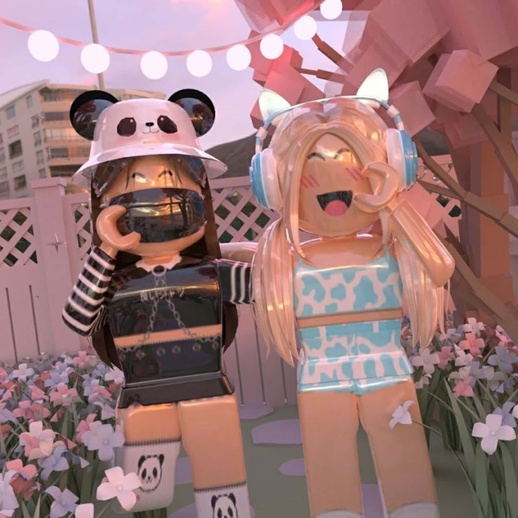 Roblox 桌布 壁紙 — 兩個開心的Roblox角色在粉紅色花園中，在燈串下以城市天際線為背景擺姿勢。
