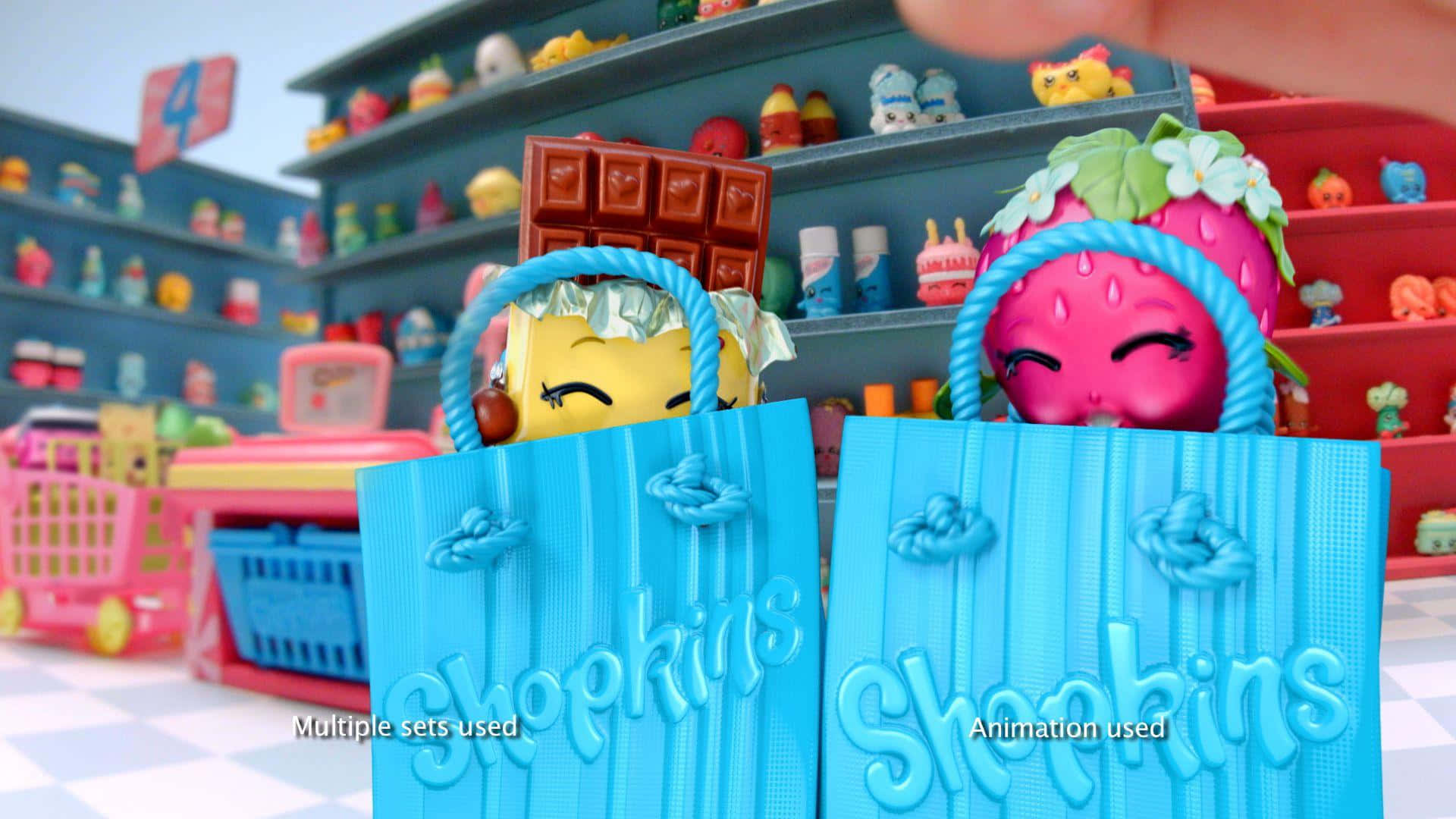 toys 桌布 壁紙 — 兩個開心的Shopkins角色從藍色購物袋中探出頭來，身處色彩繽紛的玩具超市貨架通道。