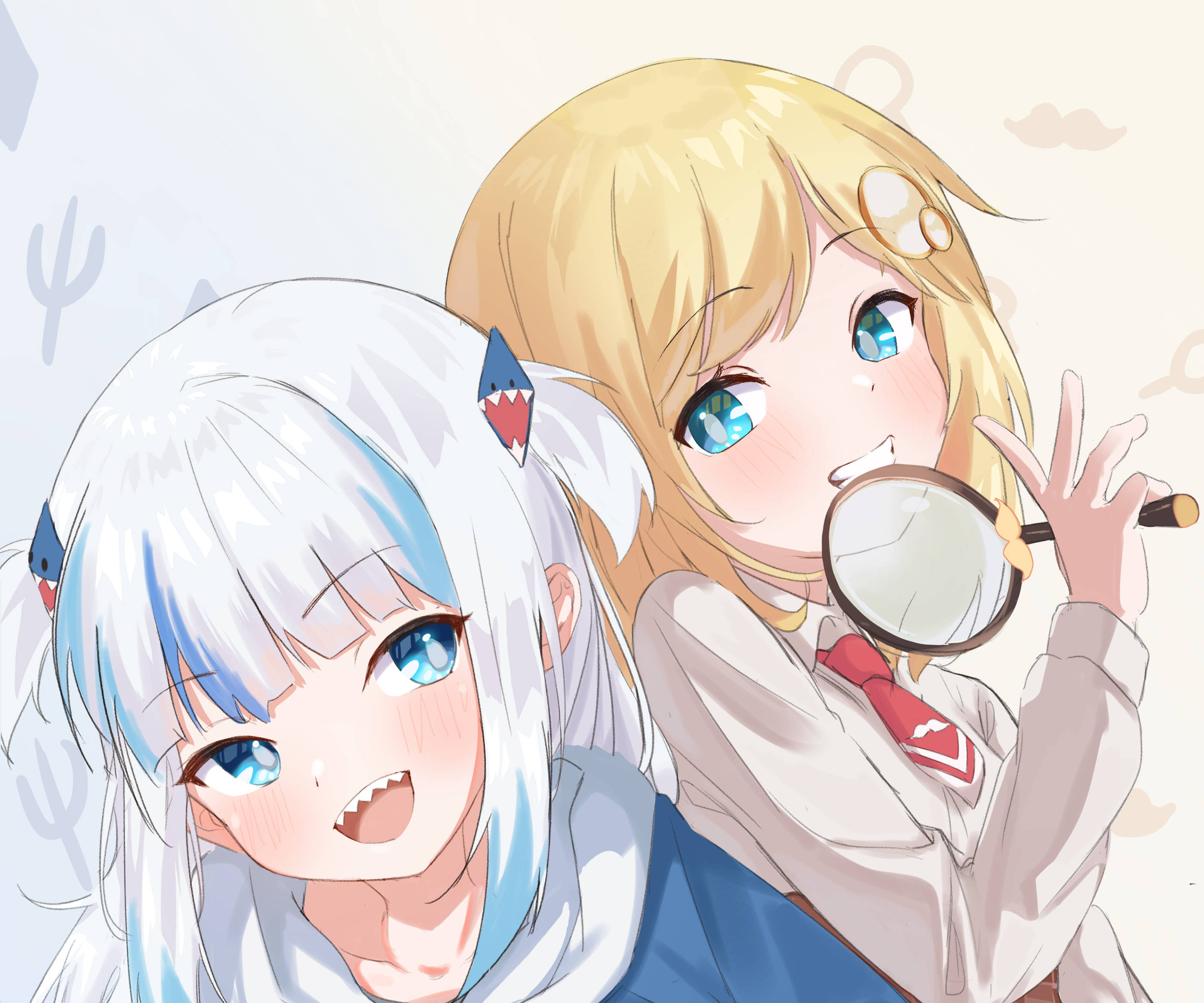 動漫女孩 桌布 壁紙 — 兩個開心的動漫女孩，一個白髮藍眼咧嘴笑，另一個金髮拿著放大鏡，兩人都穿著校服。