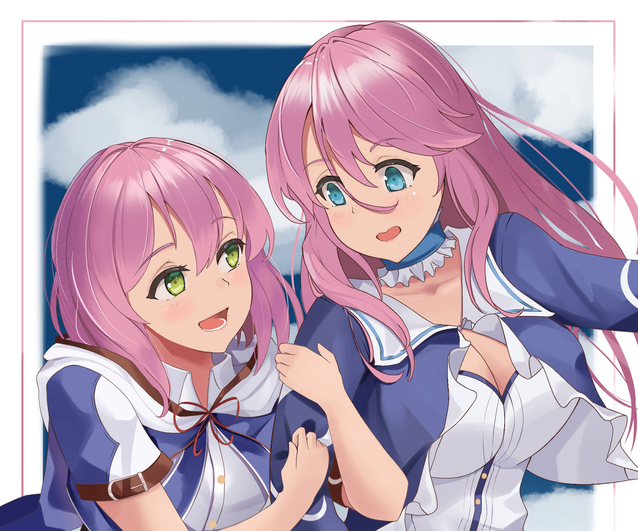 Healer 桌布 壁紙 — 兩個開心的動漫女孩，粉紅色頭髮，穿著水手服，在陰天的藍天下溫暖地微笑。