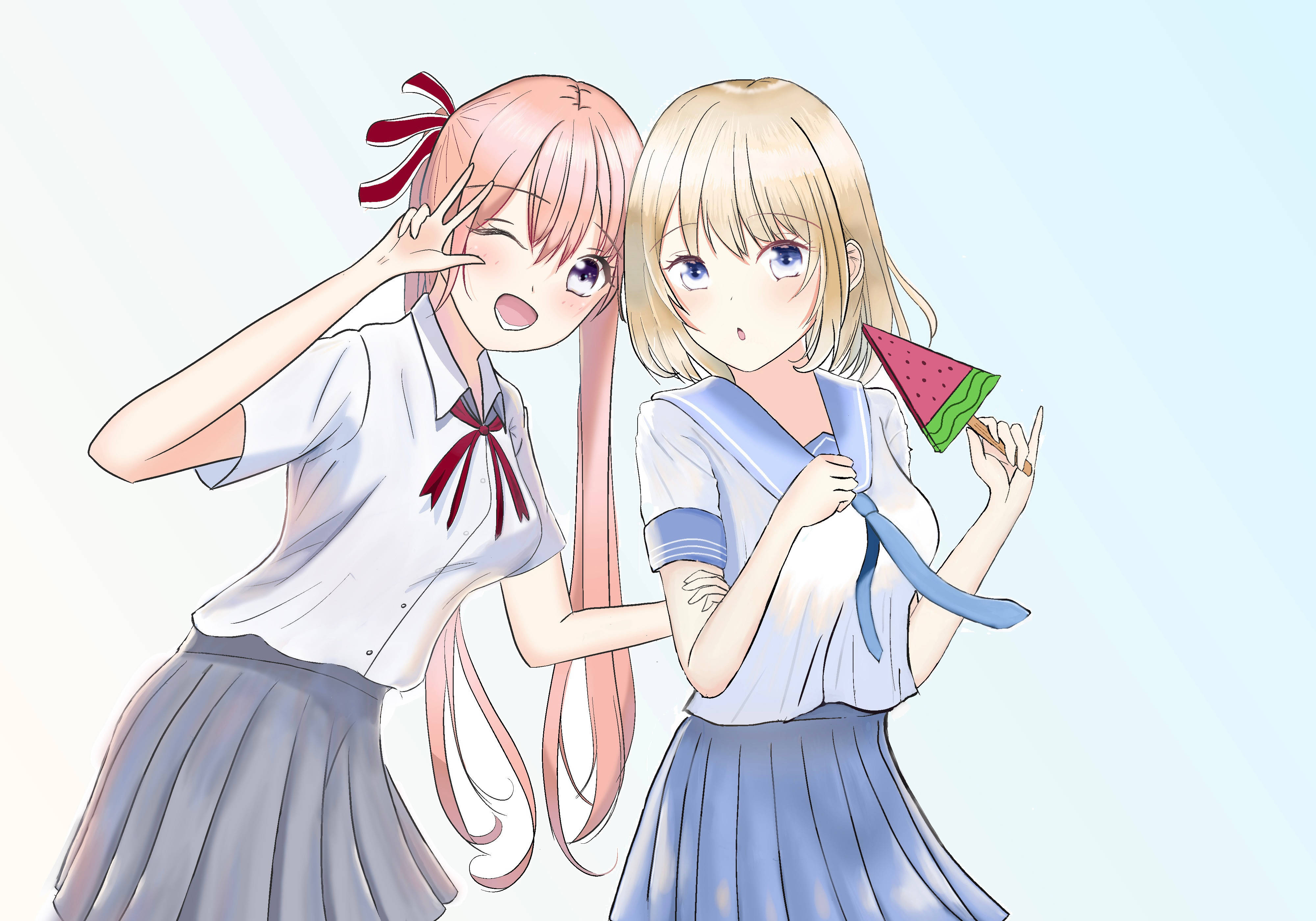 A 桌布 壁紙 — 兩個開心的動漫女學生穿著校服，擺出俏皮的姿勢，一個眨眼並做手勢，另一個拿著西瓜片，背景是柔和的粉彩色。