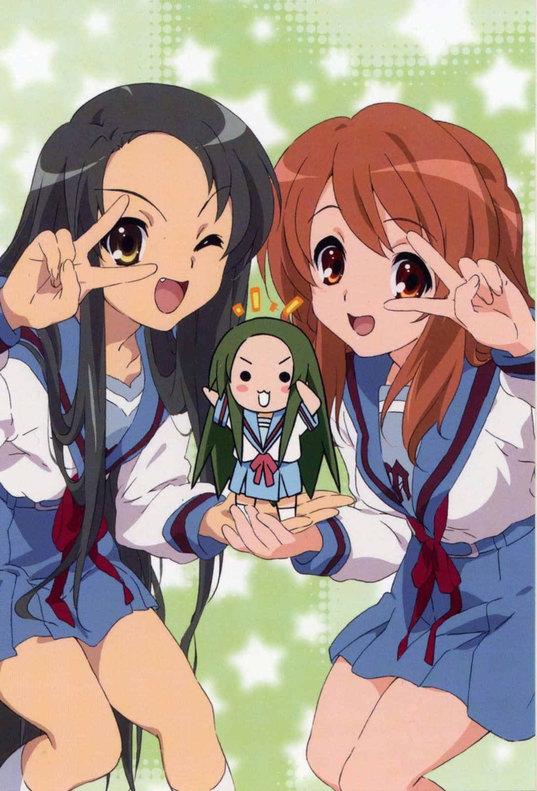 Tsuruya 桌布 壁紙 — 兩個開心的動漫女學生穿著校服，比出和平手勢，同時拿著一個細小的Q版公仔，背景是閃爍的綠色。