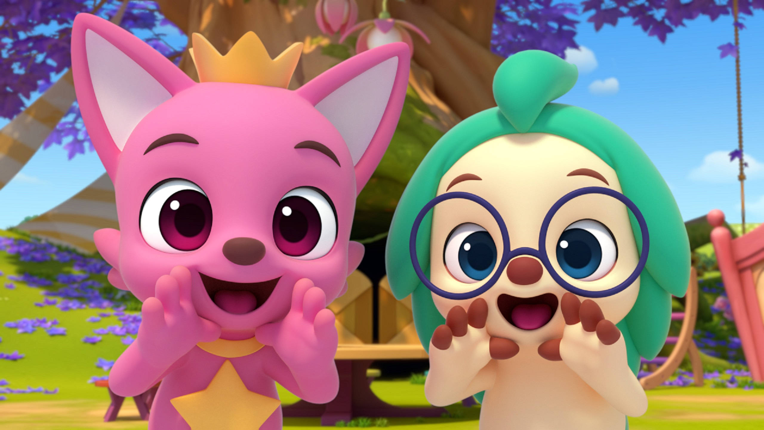 Pinkfong 桌布 壁紙 — 兩個開心的動畫動物角色，有大眼睛和愉快的表情，站在色彩繽紛的戶外花園場景中。