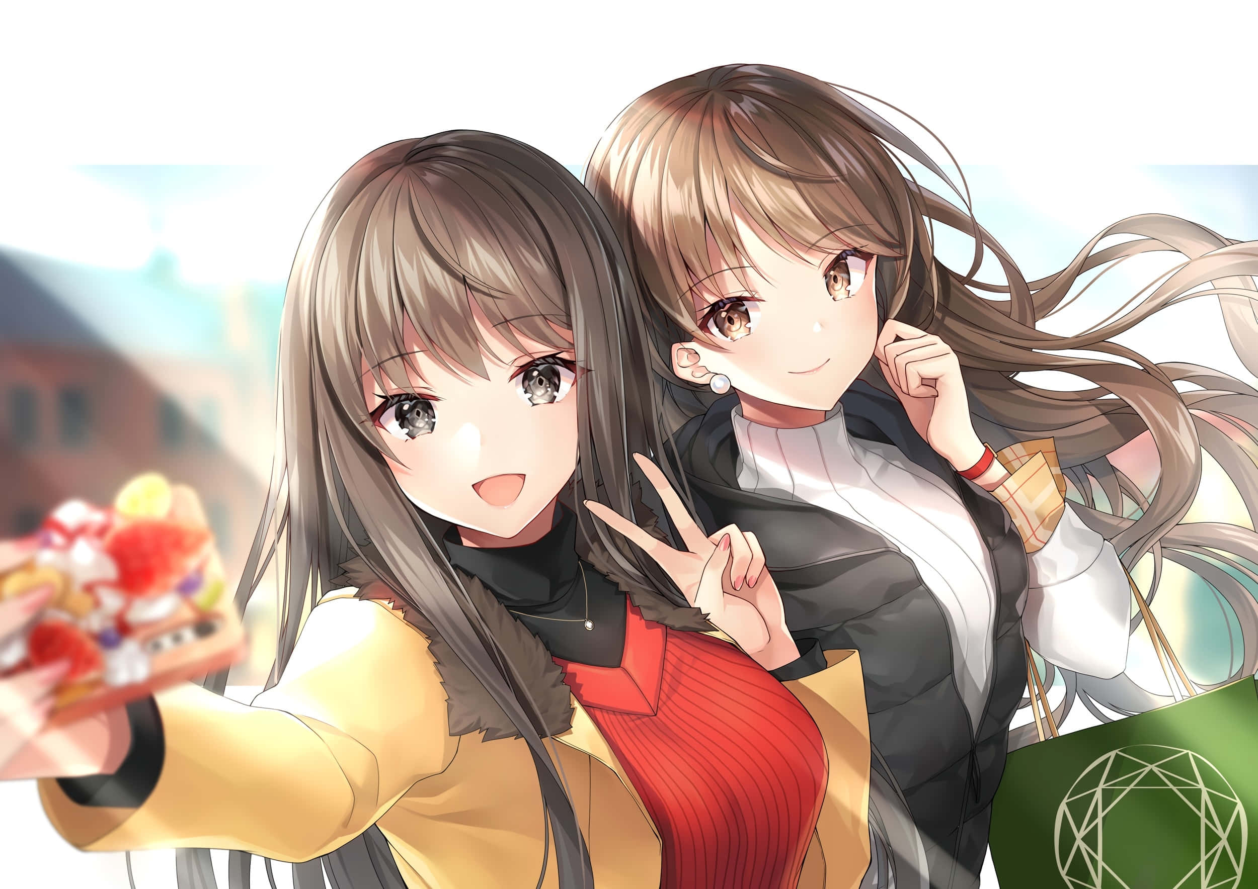 Friends 桌布 壁紙 — 兩個開心的動畫女孩在明亮模糊的城市背景下自拍，一個拿著蛋糕，另一個做出和平手勢。