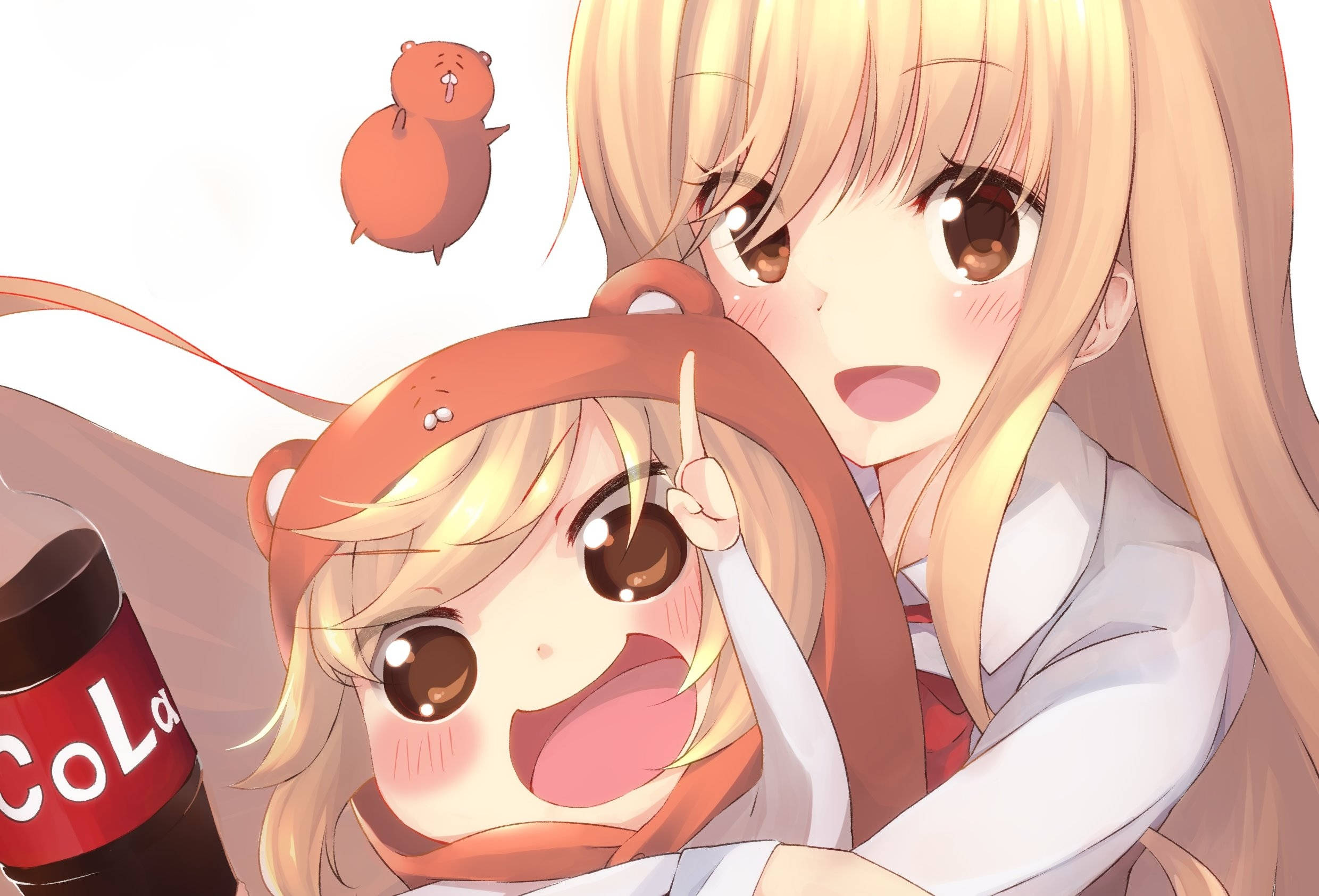 Umaru 桌布 壁紙 — 兩個開心的動畫女孩擁抱，其中一個指向可樂瓶旁邊漂浮的倉鼠。