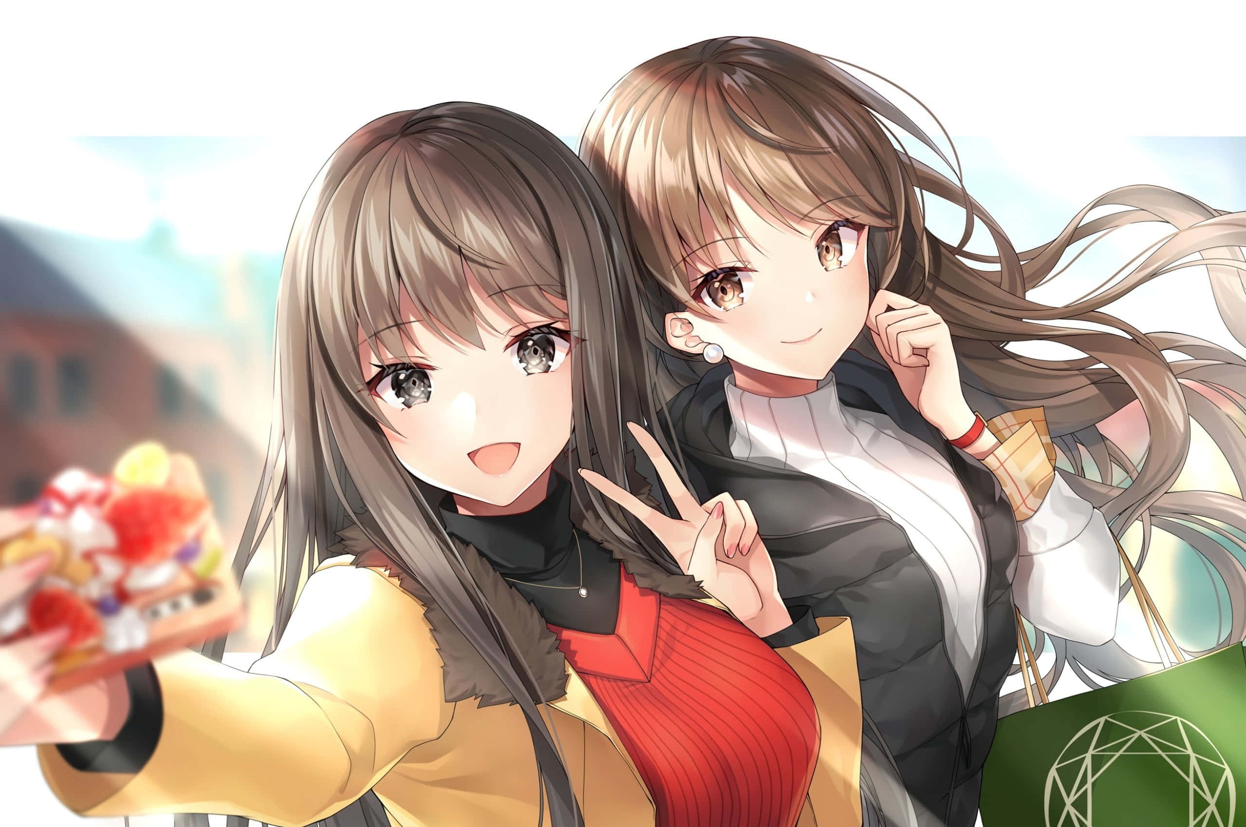 selfie 桌布 壁紙 — 兩個開心的動畫女孩擺姿勢自拍，一個拿著蛋糕，另一個在模糊的城市背景下比出和平手勢。