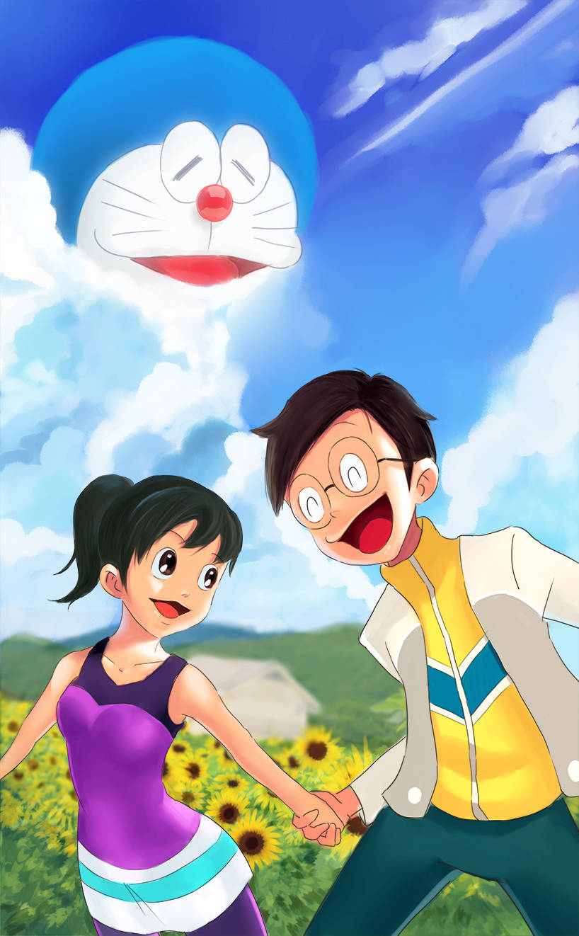 nobita shizuka love 桌布 壁紙 — 兩個開心的動畫小孩在向日葵田裡手牽手，下方是微笑的哆啦A夢漂浮在藍天中。
