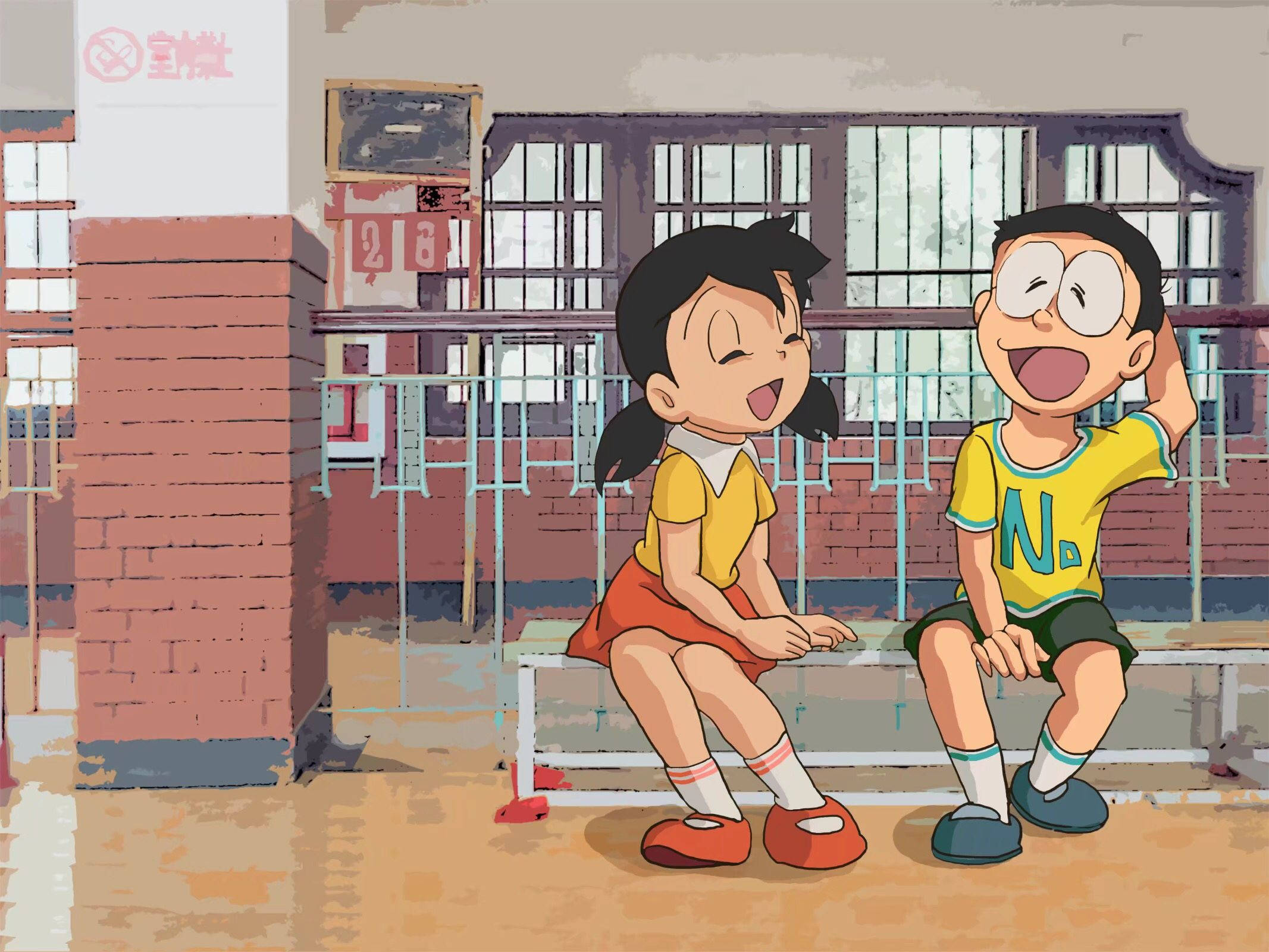 nobita shizuka love 桌布 壁紙 — 兩個開心的動畫小孩在明亮的日光下，在學校長椅上一起大笑。