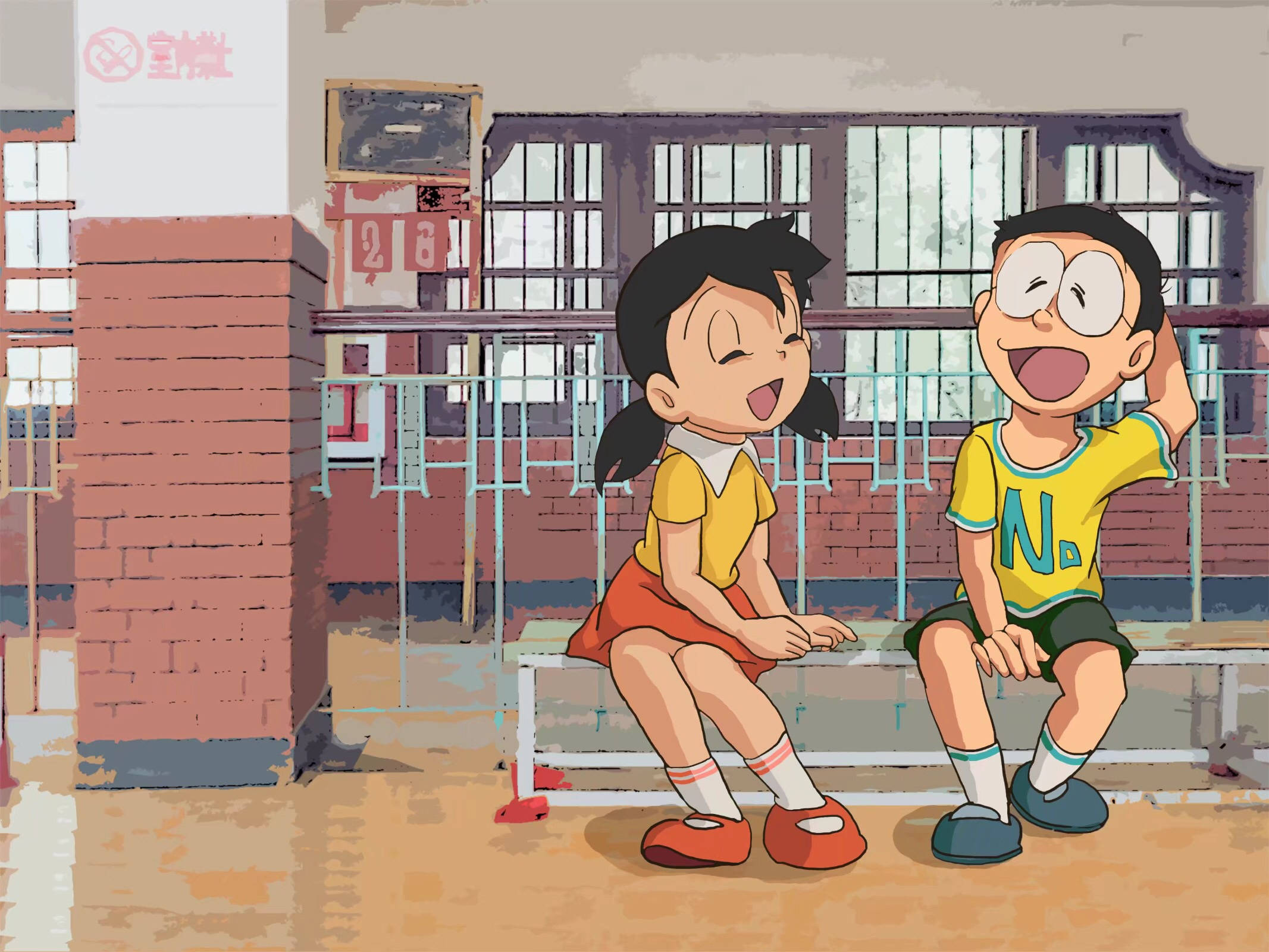 Cute Doraemon 桌布 壁紙 — 兩個開心的動畫小孩在明亮的白天天空下，一起在學校長椅上大笑。