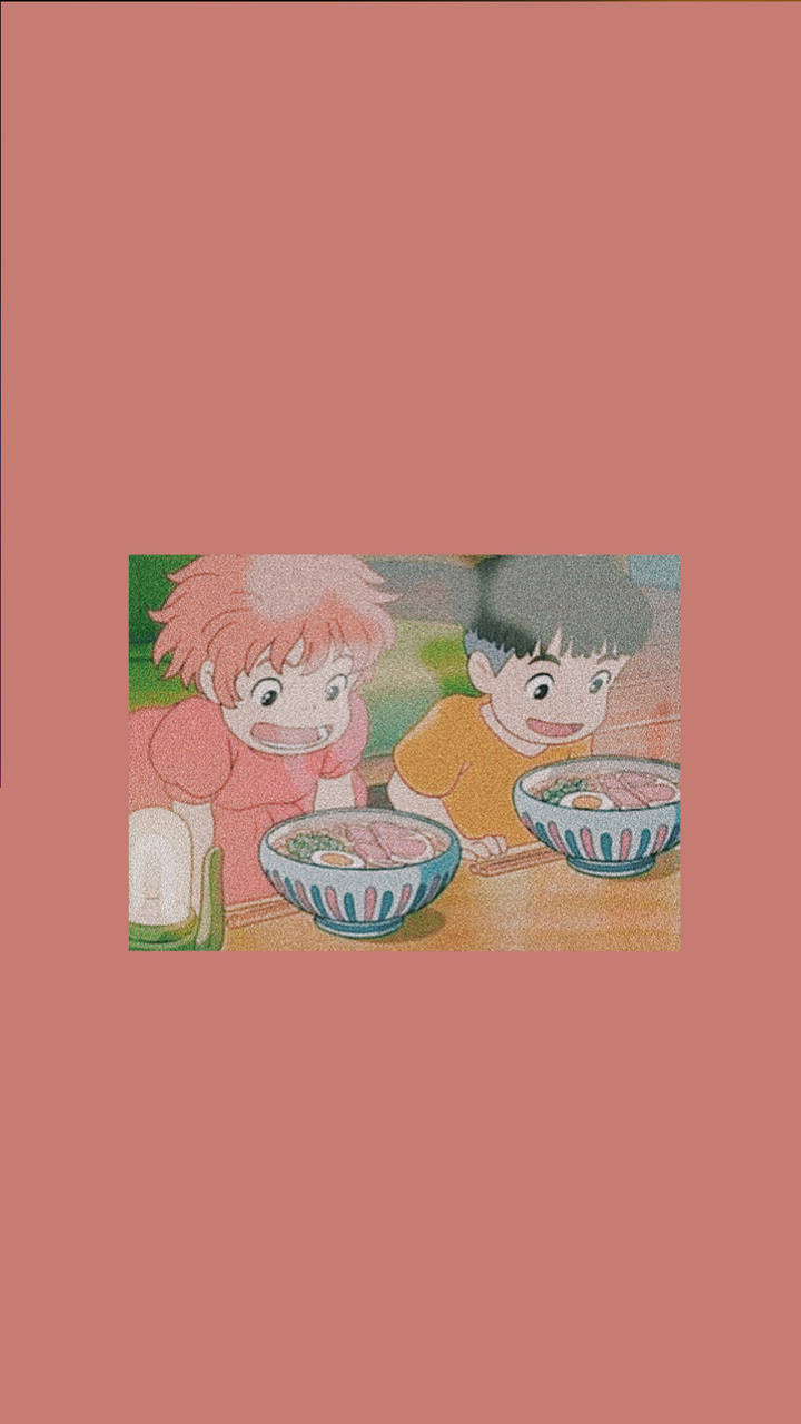 崖上的波妞 桌布 壁紙 — 兩個開心的動畫小孩在木桌上愉快地吃拉麵碗。