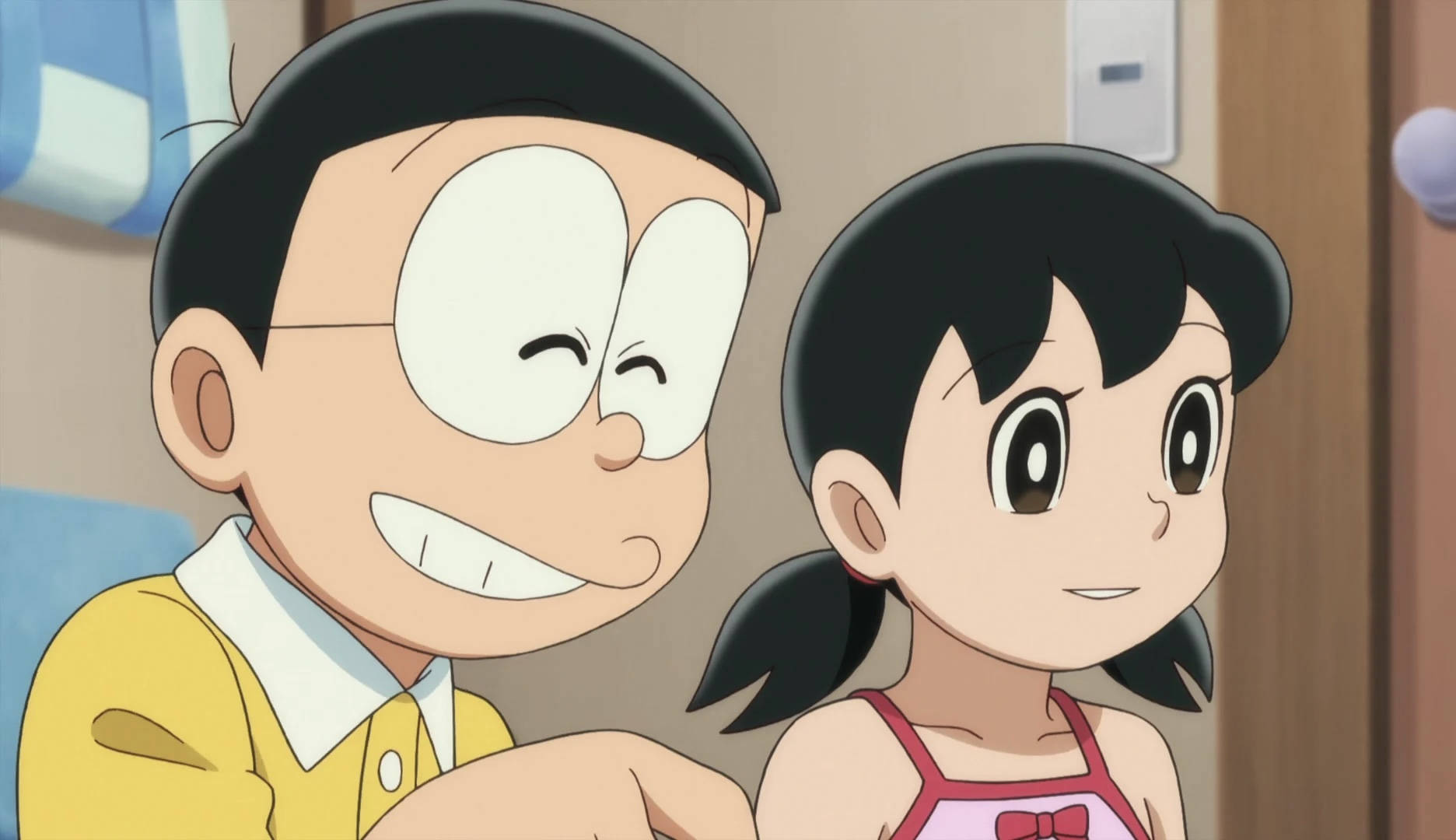 nobita shizuka love 桌布 壁紙 — 兩個開心的動畫小孩在舒適的室內環境中，柔和燈光與木牆下溫暖微笑。