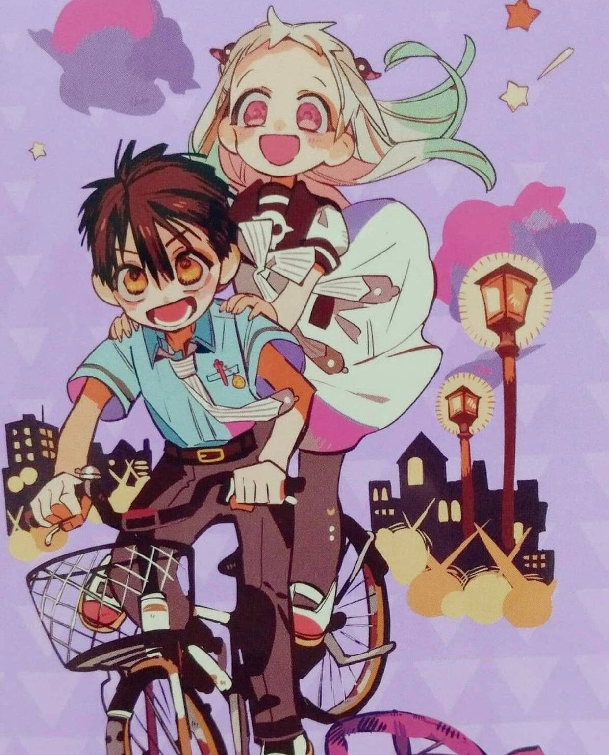 動漫男孩 桌布 壁紙 — 兩個開心的動畫小孩騎腳踏車穿過一個奇幻的紫色城市景觀，有發光路燈和漂浮星星。