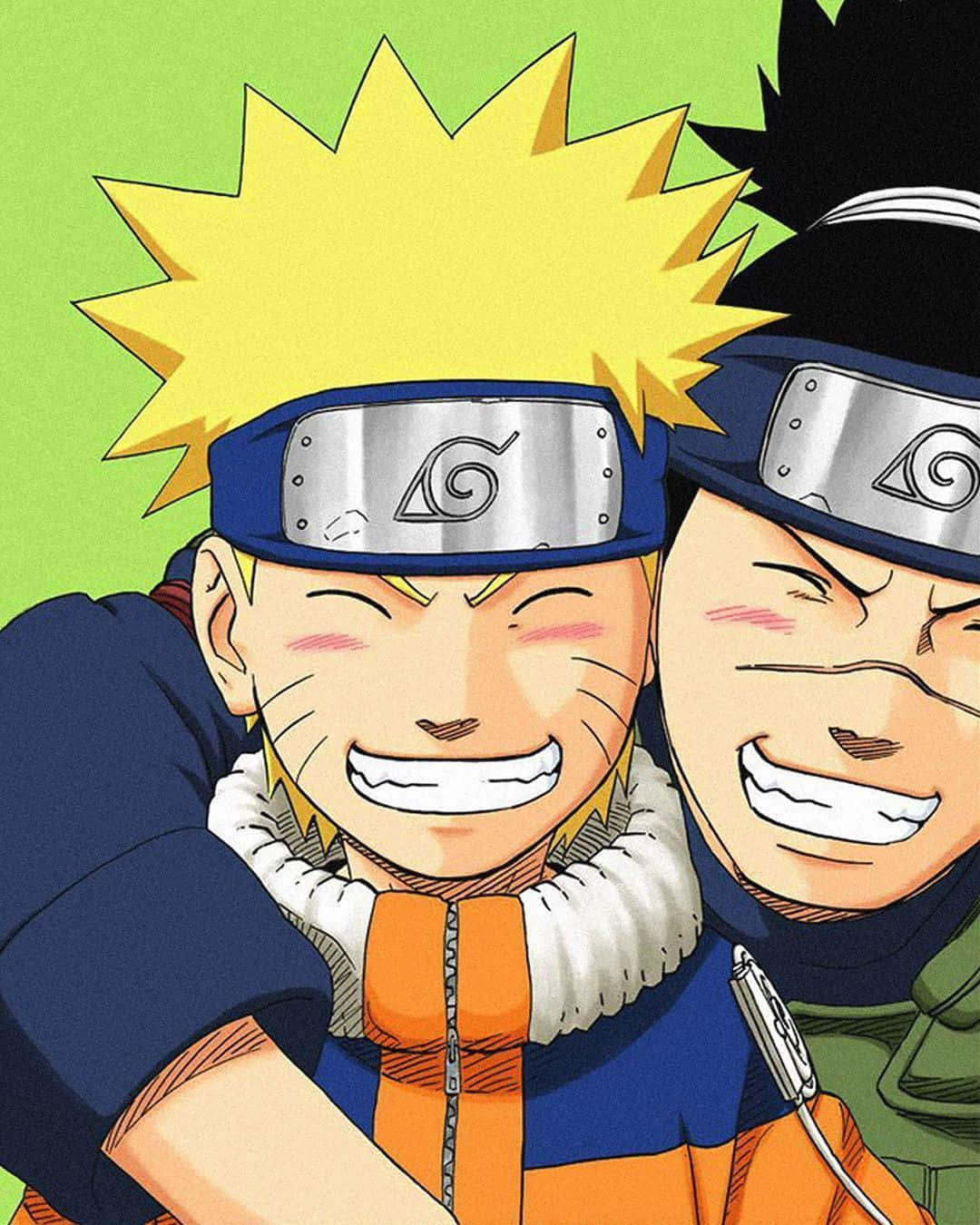 Funny Naruto 桌布 壁紙 — 兩個開心的動畫男孩，頭髮尖尖，戴著頭帶，在明亮的綠色背景前咧嘴大笑。
