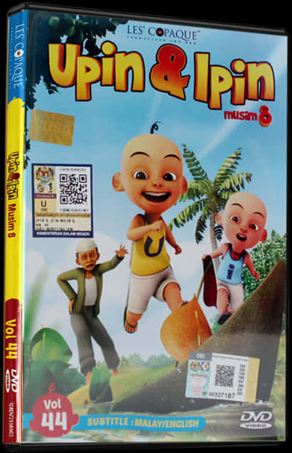 Upin Ipin 桌布 壁紙 — 兩個開心的動畫男孩在茂密的熱帶叢林中快樂跳躍，附近有個微笑的大人。