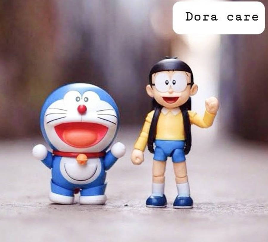 doraemon 4K 桌布 壁紙 — 兩個開心的動畫角色哆啦A夢和大雄並肩站在模糊的人行道上，背景是柔和的散景效果。