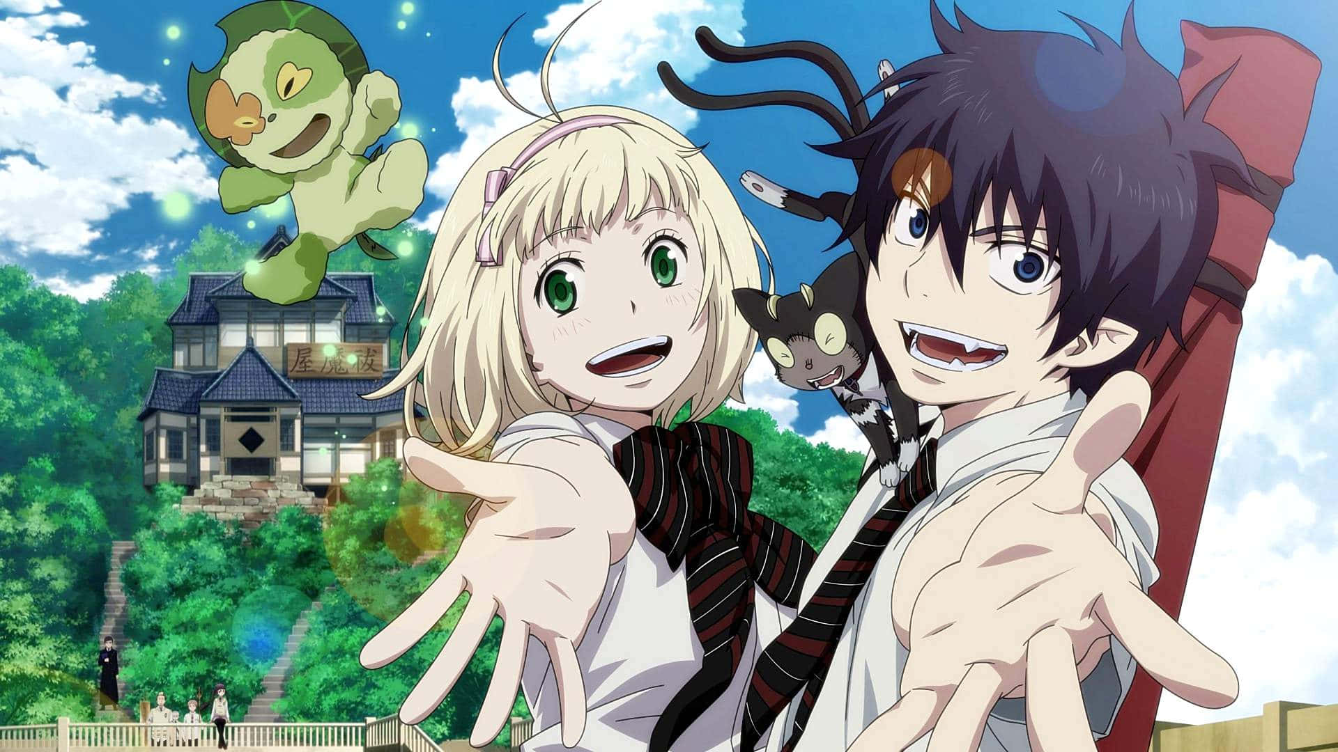 Blue Exorcist 桌布 壁紙 — 兩個開心的動畫青少年向前揮手，伴隨著漂浮的生物，背景是明亮的藍天和鬱鬱蔥蔥的綠山坡房屋。