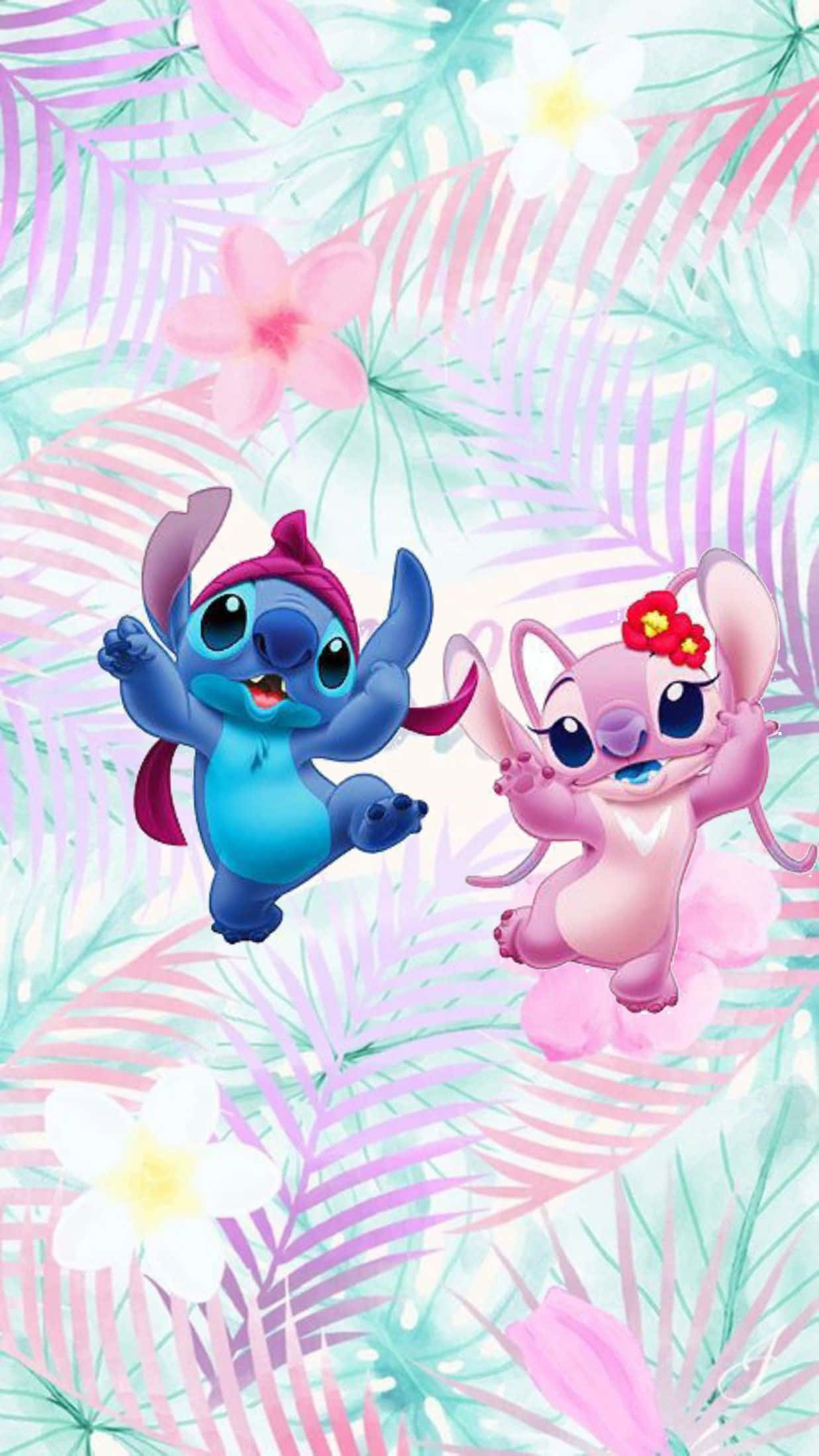 Love Stitch And Angel 桌布 壁紙 — 兩個開心的迪士尼角色史迪奇和安琪在粉紅色和藍綠色的熱帶樹葉和花朵中快樂地漂浮。
