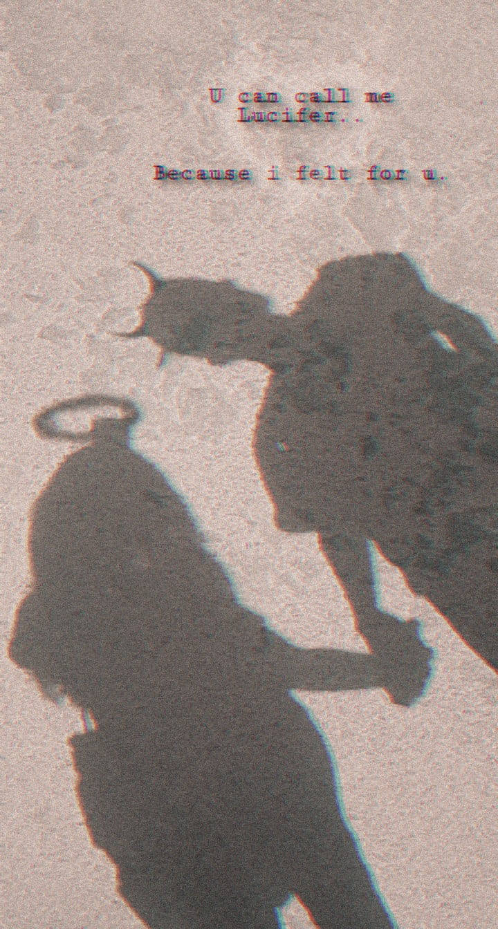 惡魔男孩 桌布 壁紙 — 兩個陰影人物，一個有角，一個有光環，在粗糙紋理背景和故障文字中牽手。