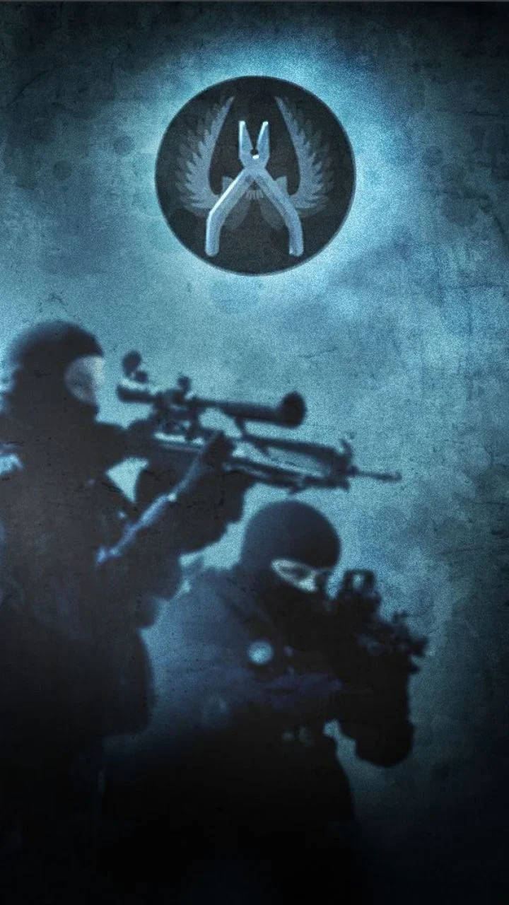 cs go iPhone 桌布 壁紙 — 兩個陰暗的武裝人物穿著戰術裝備，將武器向上瞄準一個發光的翅膀和鉗子標誌，背景是帶紋理的藍色牆壁。