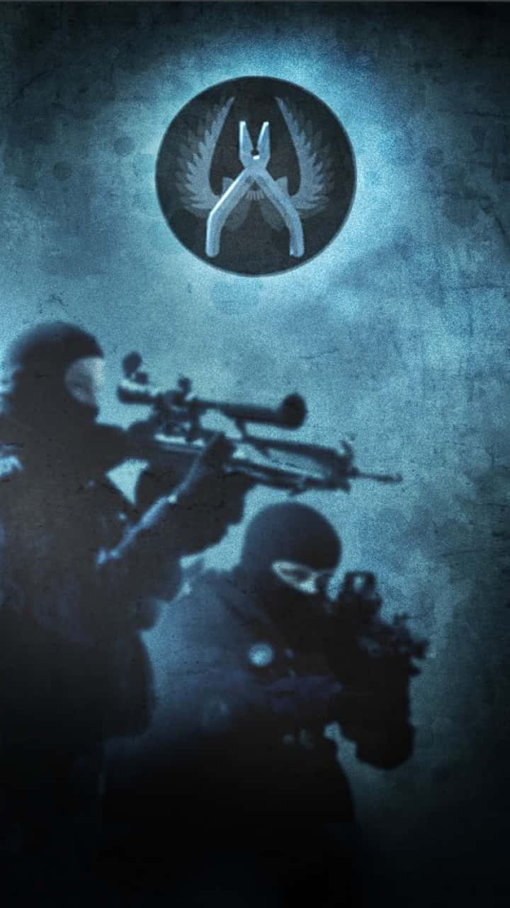 Counterstrike 桌布 壁紙 — 兩個陰暗的武裝人物身穿戰術裝備，將武器向上瞄準一個帶翅膀的鉗子發光標誌，背景為帶紋理的藍灰色。