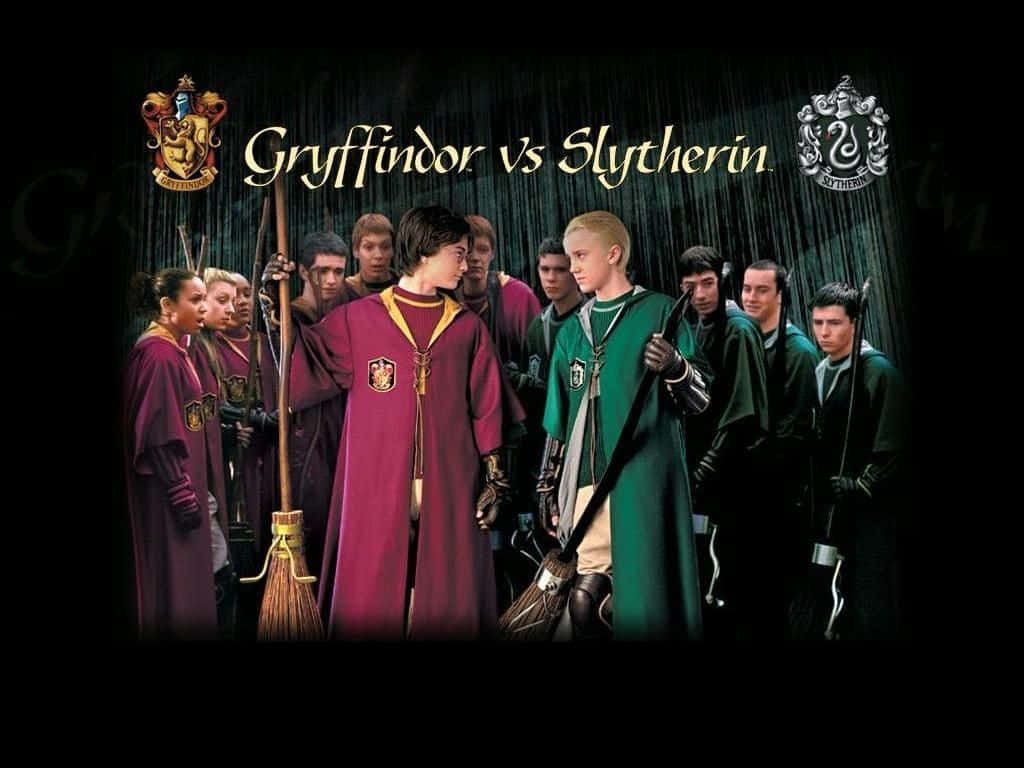 The Hogwarts Quidditch Team 桌布 壁紙 — 兩個霍格華茲學院隊伍在深色簾幕下，上方有學院徽章，進行一場戲劇性的掃帚比賽對決。