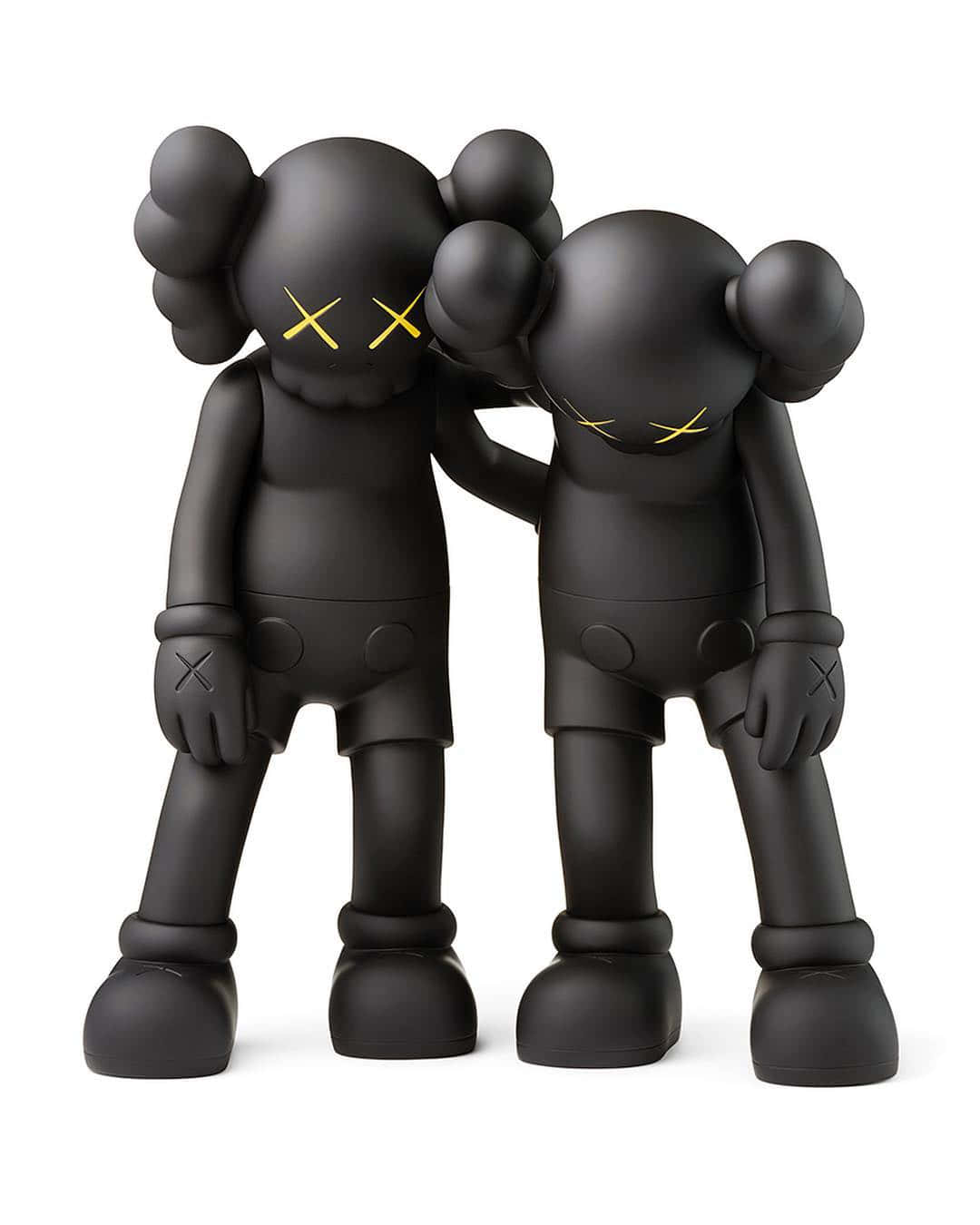 Kaws Bff 桌布 壁紙 — 兩個霧面黑色KAWS公仔，帶有黃色X眼睛，互相靠近站立，一隻手臂搭在對方身上，背景為純白色。