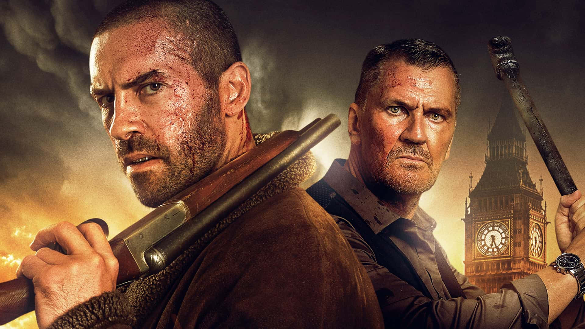 Action Movie 桌布 壁紙 — 兩個面容嚴肅的男人帶著武器站在大笨鐘前面，在火紅的天空下準備戰鬥。