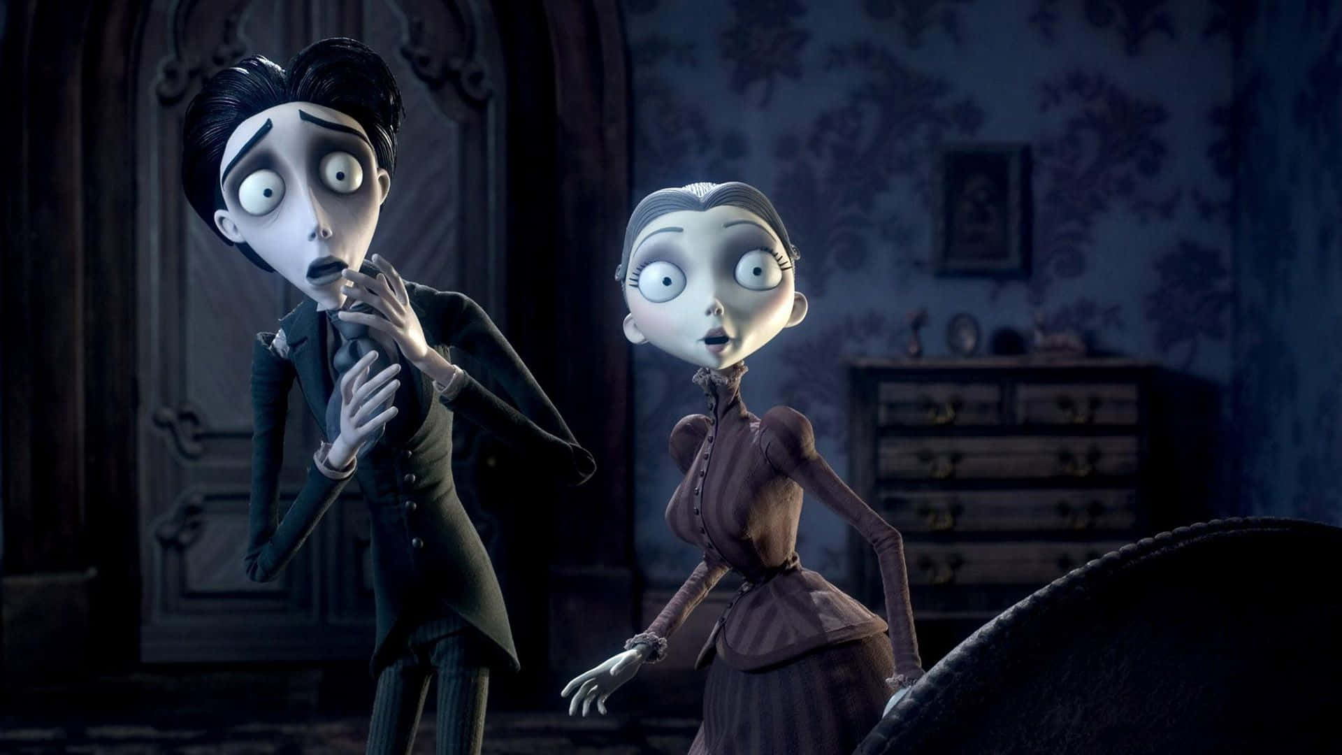 corpse bride 桌布 壁紙 — 兩個面色蒼白的哥德式角色，眼睛睜大，站在一個光線昏暗、帶有花卉壁紙的維多利亞式房間裡。