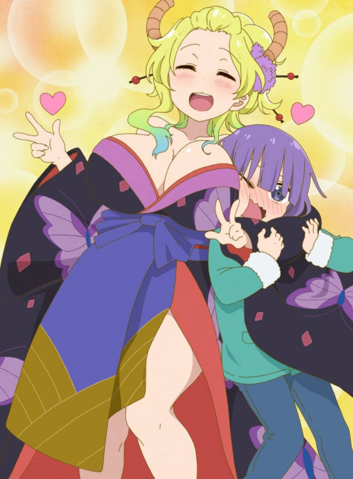Lucoa 桌布 壁紙 — 兩個頭上有角、帶有蝴蝶圖案的開朗動漫女孩，在閃爍的黃色背景前擺出俏皮姿勢，背景中漂浮著心形。