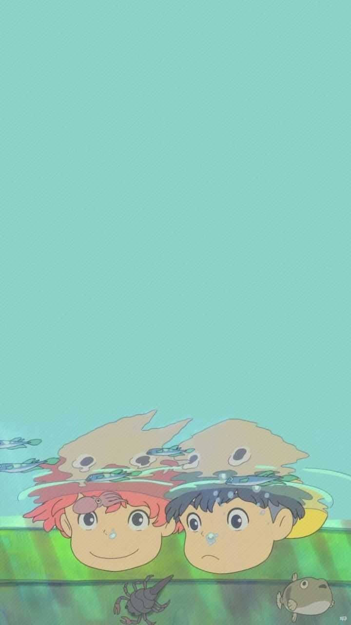 崖上的波妞 桌布 壁紙 — 兩個頭上有魚狀生物的孩子透過藍綠色海水向上凝視，附近有小海洋生物。