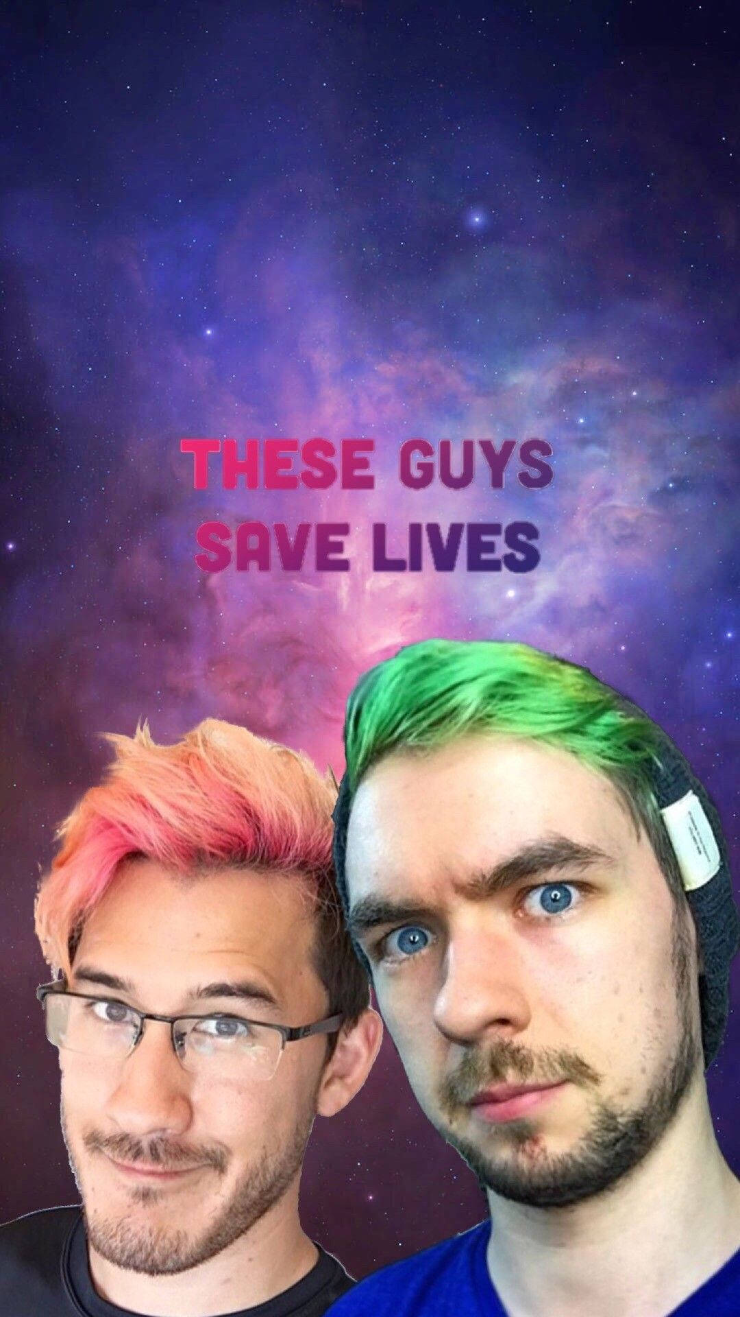 Jacksepticeye 桌布 壁紙 — 兩個頭髮色彩繽紛的男人，在宇宙星雲背景下凝視，並有粗體文字宣稱「THESE GUYS SAVE LIVES」。